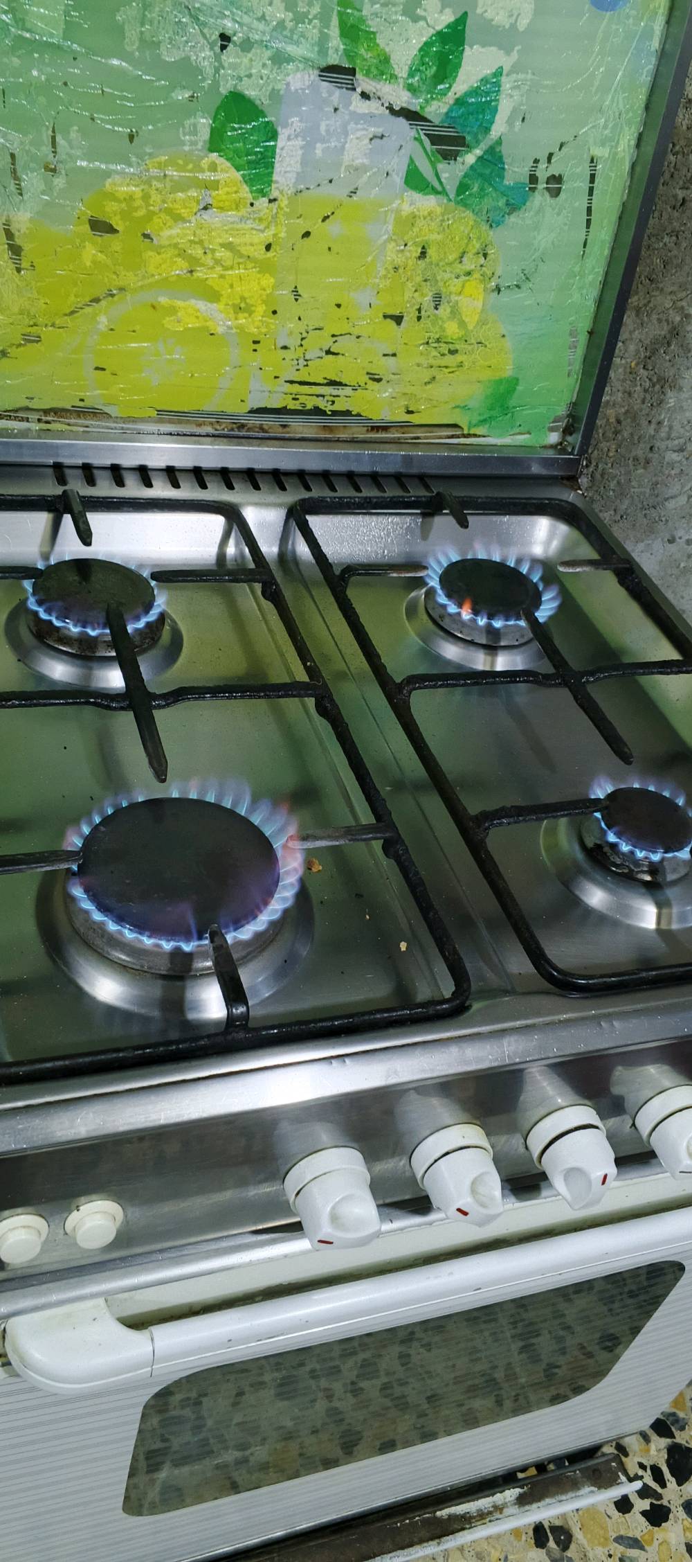 100 الف وبي مجال الطباخ و٧٥ لفرن السجاد يكون خباز لسياح والخبز وفرن شواء وعربانة الطفل ماركة جونيورز الاصلية ب٧٥ وبيها مجال لشراي وسيارة الطفل سعرها ٢٠ بعدها جديدة
بغداد الشعب شارع الصحه الديوان