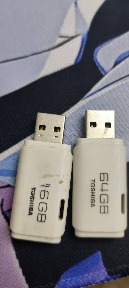 قطع شغاله
يوبي اس يحتاج تبديل بطاريات سعره 20 
تحويله انترنت مباشر سعرها 5الاف
فلاشات واحد 16 كيكا والثاني 64 كيكا 
سعر الواحد 10 شغالات 
توصيل ماعندي مكاني بغداد التراث جنب مقهى وادي الذئاب 
تواصل واتساب ***********
