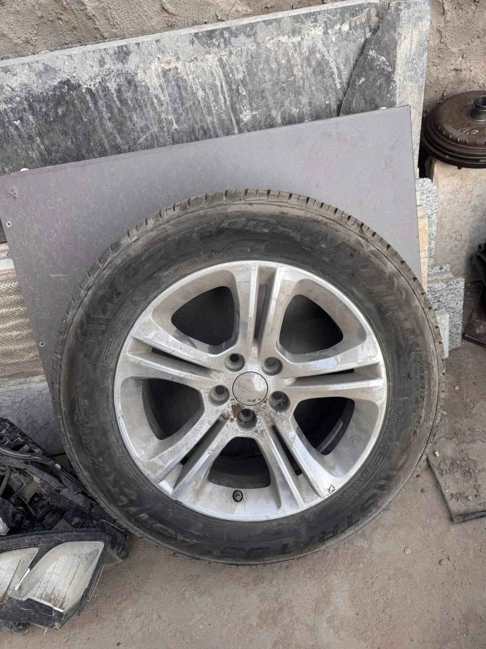 ويل مع تاير تخم للبيع
نظافه ٪؜ 
الحجم215/65/17
توصيل موجود 
المكان رمادي 

***********
