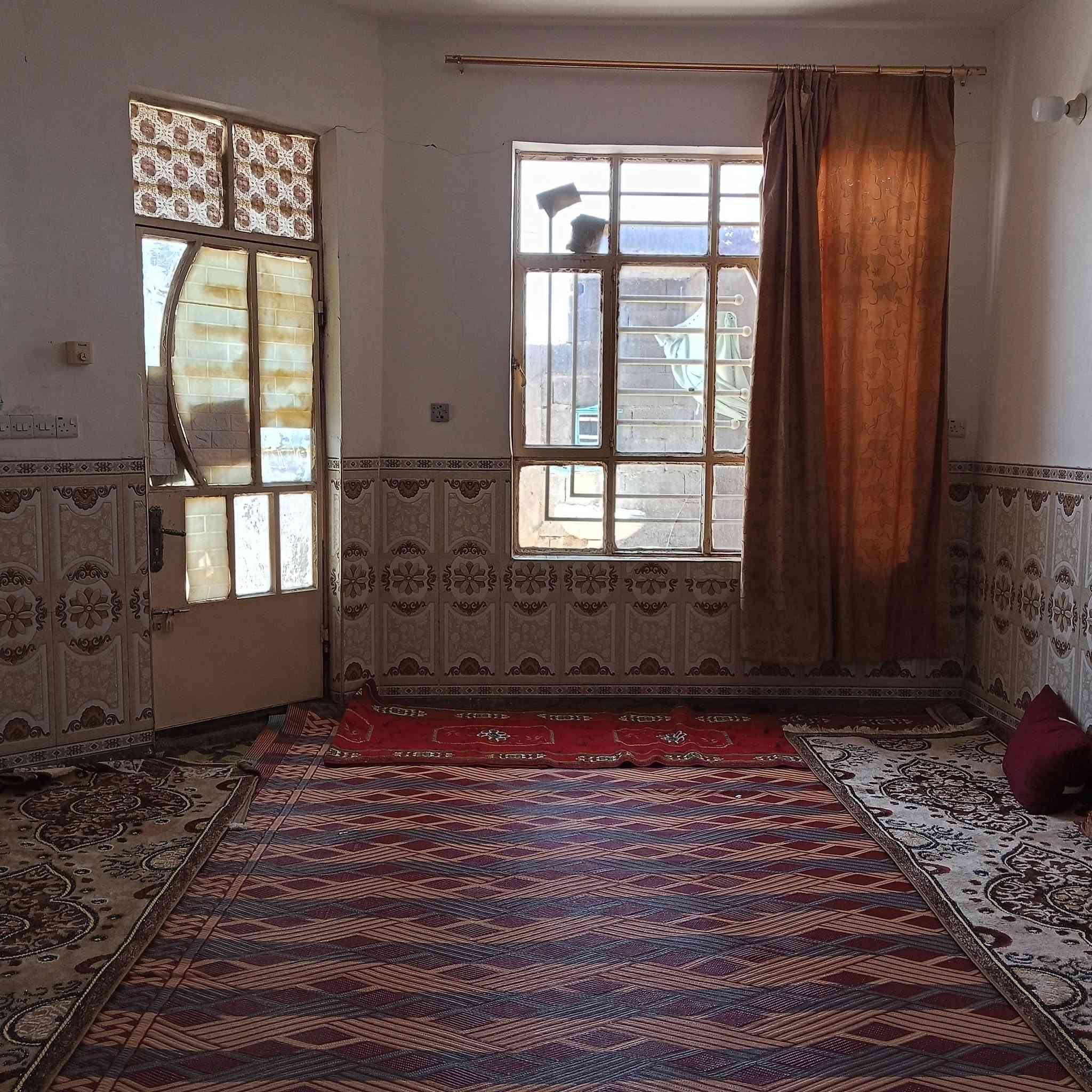 بيت للبيع 150متر غرفة نوم واحدة واستقبال وصاله وترك وصحيات ومطبخ مكان حي الزهراء للأستفسار اتصل على رقم ***********
