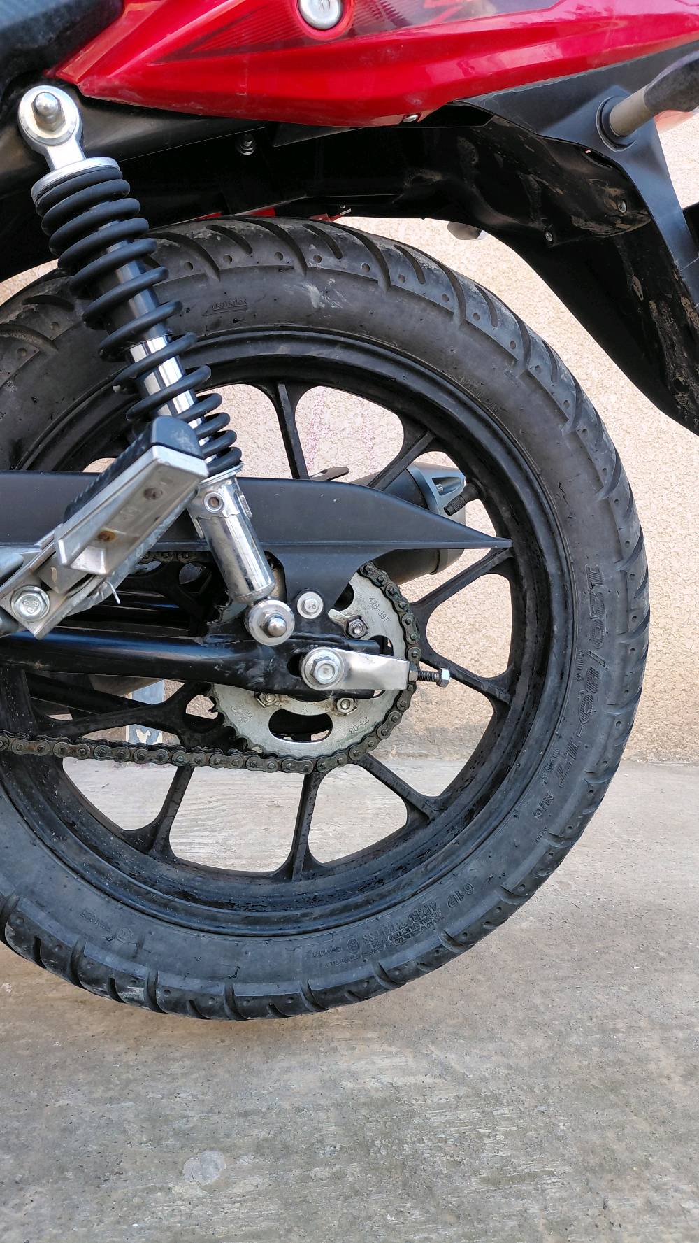 درّاجة نارية من نوع كيوي، لونها أحمر أسود، بحالة جيدة تعمل بمحرك بنزين متين. مناسبة للمدن والطرق الوعرة. فرصة رائعة للراغبين في شراء دراجة قوية وموثوقة.