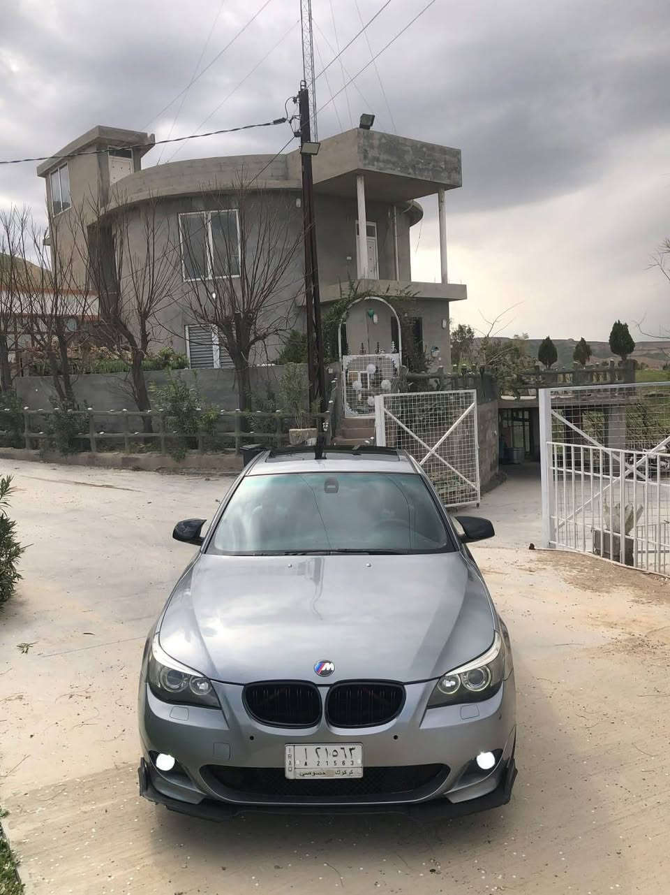 بیەم e60 چاو برۆ 
مۆدێل/2005
کوشتن کارەبای کوشین هیتەر
سەقف سلایت
سەیارەکە فولە رەقەم کەرکوک 
دەحمی نیە بۆجوانی حیزام کراوە 
مەکینەی 530i 
0750 7327522 كويسينجاك, أربيل
