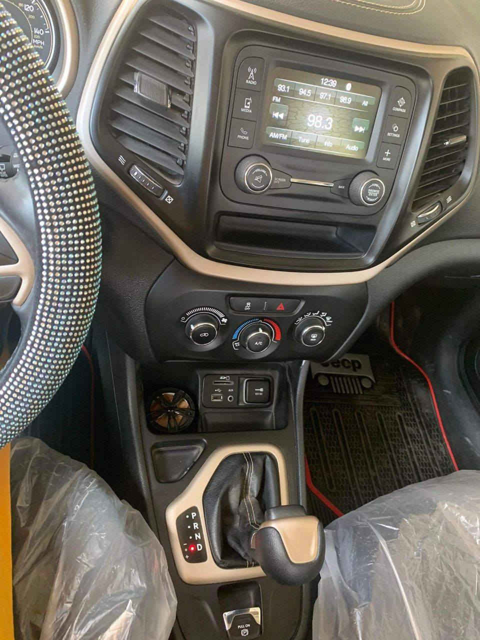 السلام عليكم جيب بزون ،2018 ماشي 94قابل للزياده 

مكينه 2400 4سلندر كير اوتو  
بيها تبديل جاملغات اماميه وبنيد  

نواقص سياره حداديه صدر  
تتطبيك وصبغ للبجم.  السعر120ورقه وتنزل من السياره نواقص .

السياره بسمنه وقديمه عدنه 

عنوان بغداد زيونه ‏‪0771 109 3081‬‏

ارجو المعذره من القصد او مروس بيع نقدي فقط
