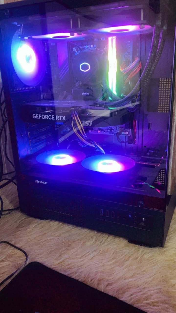 السلام عليكم

PC i5 _14400F  RTX 5060ti 16GB 
‏

كرت شاشة: MSI GeForce RTX 5060 Ti Shadow 2X

رام: Lexar THOR DDR5 RGB 32GB Kit
 

مذربورد: Gigabyte B860M K

SSD: Dahua C970 Plus NVMe M.2 512GB

تبريد مائي: Cooler Master MasterLiquid 240L Core ARGB

باور سبلاي: Aerocool VX Plus 650W

كيس: Antec VCX300
 مراوح RGB إضافية 

السعر 1,950,000

شاشه كيمنك  ‏MSI Modern MD342CQ

دقة UWQHD (3440×1440)
معدل تحديث 120Hz
شاشة منحنية انحناء 1800 
سماعات مدمجة
تدعم KVM
34 بوصه

السعر 425,000

UPS Rising
2000VA

السعر 75,000

كيبورد ألعاب Redragon SHIVA RGB
إضاءة RGB
مخصص للألعاب + مسند يد
أزرار ماكرو

ماوس ألعاب Redragon Ranger Lite
  8000 DPI
إضاءة RGB

سعر كيبورد والماوس 60,000

شباب كل هذني الغراض الكيس والشاشه والماوس والكيبورد وال UPS مشتريهن قبل شهرين ب تاريخ 2026/1/6 مع الوصولات والضمان سنه لكل قطعه بيهن من شركه (الإتيان) الي صايره ب شارع الصناعه 

ال PC طول الشهرين ما مستعمله 10 ايام وهواي عليها 10 ايام جديده 100% 
كلفتني 2,950,000 
واذا تاخذهن كلهن كل الغراض انزلك من السعر اكدر شويه

مكاني بغداد


**إذا كنت صاحب هذا الإعلان وتريد حذفه لأي سبب، رجاءا أرسل رسالة إلى الدعم الفني**
