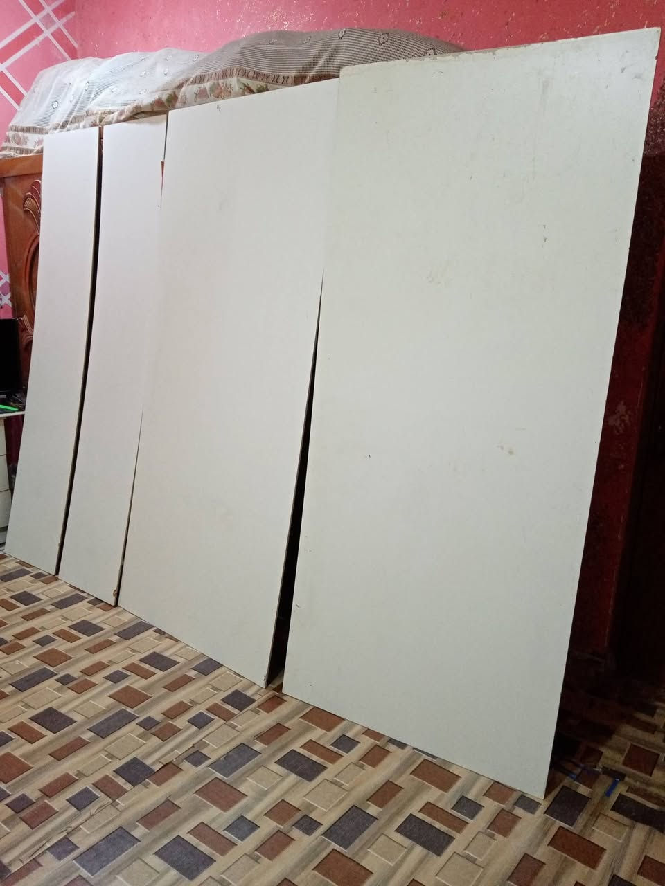 للبيع،، مثل ماموضح بصور والفيديو،، اخشاب كنتور،، فيبر معاكس ثخين شبيه لبلايود مال كنتور تركي جدد كلش 4 قطع،، قطعتين2 طولهن مترتين ونص طول+متر عرض،، قطعتين2 زغار طولهن مترتين ونص طول +50 س م عرض،،  جام مرايه عدد2 ثخان كلش وقالب قلب🤎 كلهن للبيع يفيدن النجارين وهل تفصال،، مكاني بصره جزيره باب لهوه شراي يراسني رقمي فعال تصال وتساب وبخدمته  ***********
