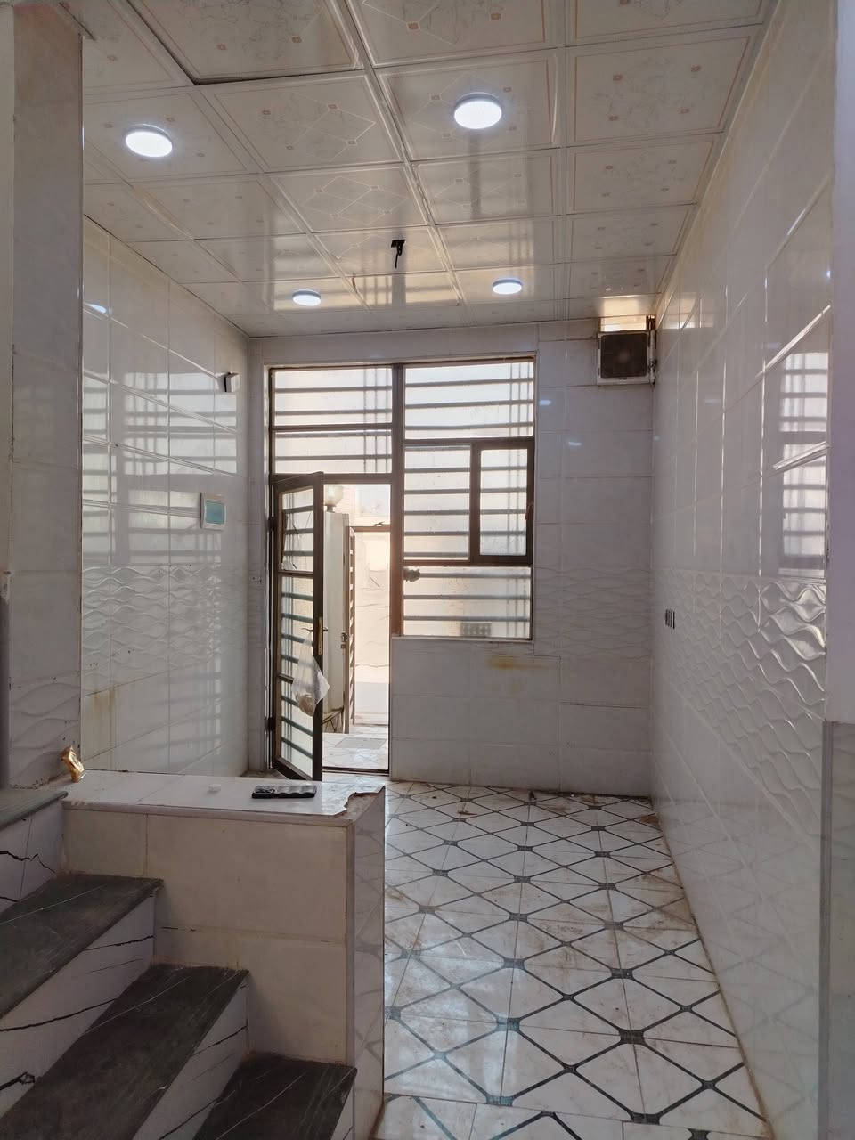 مرحبا السلام عليكم اخون عندي بيت 100متر البيع النجف مقابيل ملحق الغدير عمود ٣١٦ مربع الثاني سند ٢٥ غرفة وصالة ومطبخ وستقال وحمام داخلي وخارجي السعر ٣٣ وبي مجال الشراي ***********
