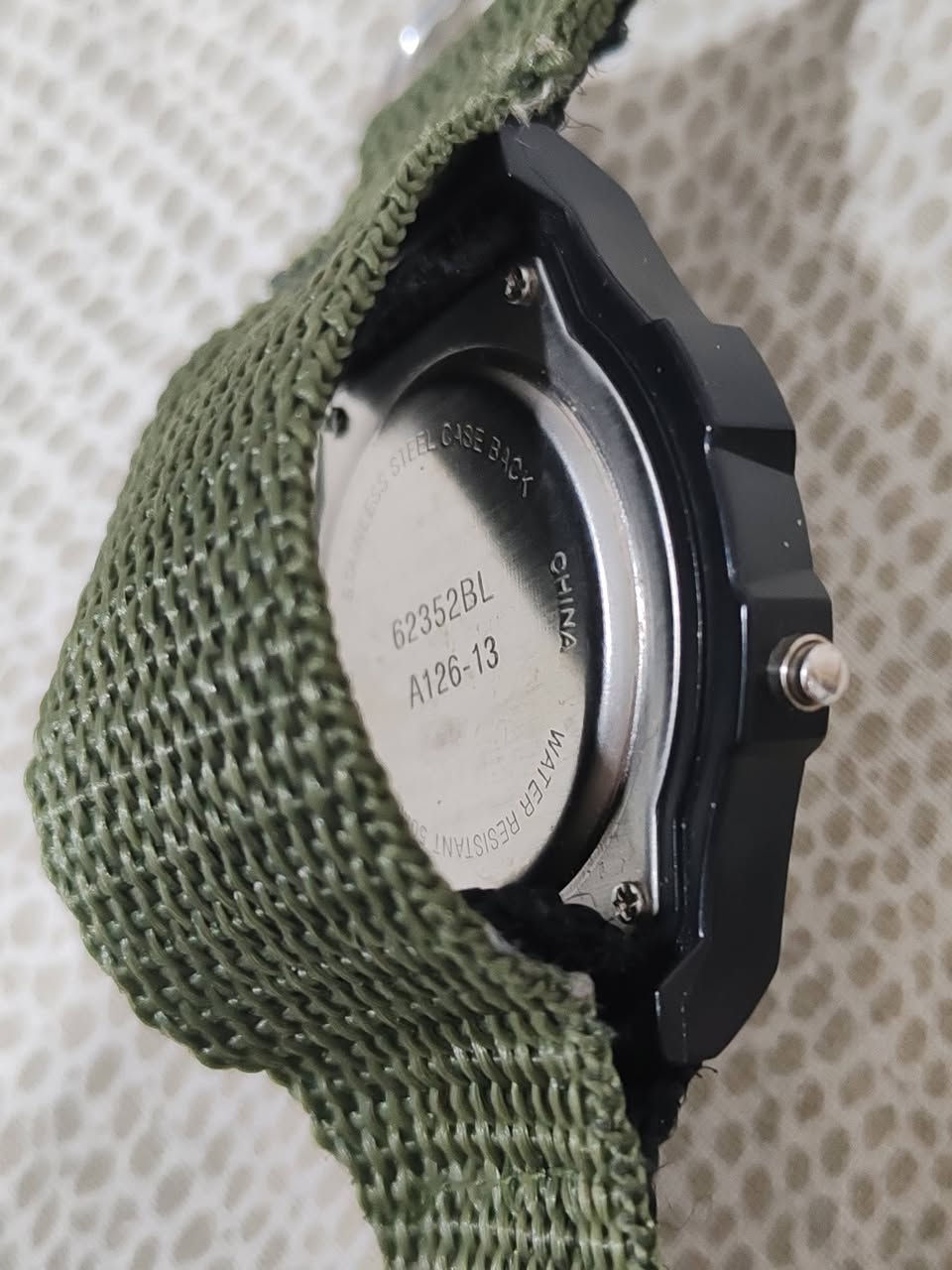 ساعة أصلية النظافة واضحة بالصور
النوع: ساعة رقمية رياضية (Digital Watch)
الحركة: كوارتز رقمي (Quartz Digital Movement)
الشاشة: شاشة LCD رقمية واضحة
مقاومة الماء: 50M Water Resist
المزايا:
منبه (Alarm)
كرونوغراف / ستوب ووتش (Stopwatch)
عرض اليوم والتاريخ
توقيت 12 / 24 ساعة
إضاءة ليلية (Light)
تسجيل لفة التوقيت (Lap)
السعر ٤٠ الف موجود مكاني بغداد و موجود توصيل


**إذا كنت صاحب هذا الإعلان وتريد حذفه لأي سبب، رجاءا أرسل رسالة إلى الدعم الفني**