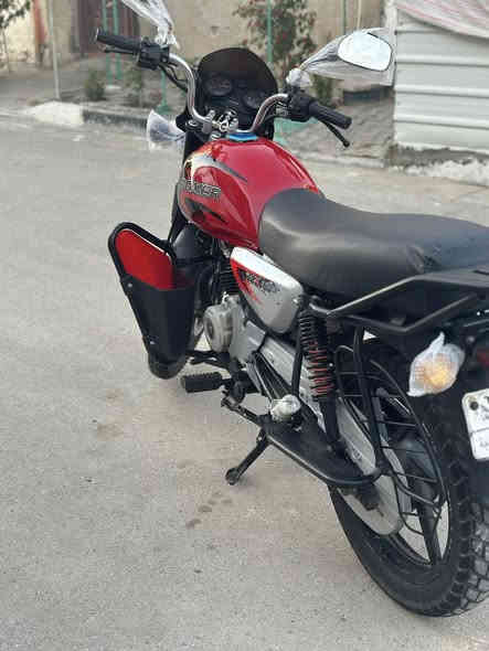 السلام عليكم شباب بوكسر 23 حمره مرقمه وسنويه دراجه نضيفه شوفه عينيك مكاني الحسينيه للاستفسار ***********
