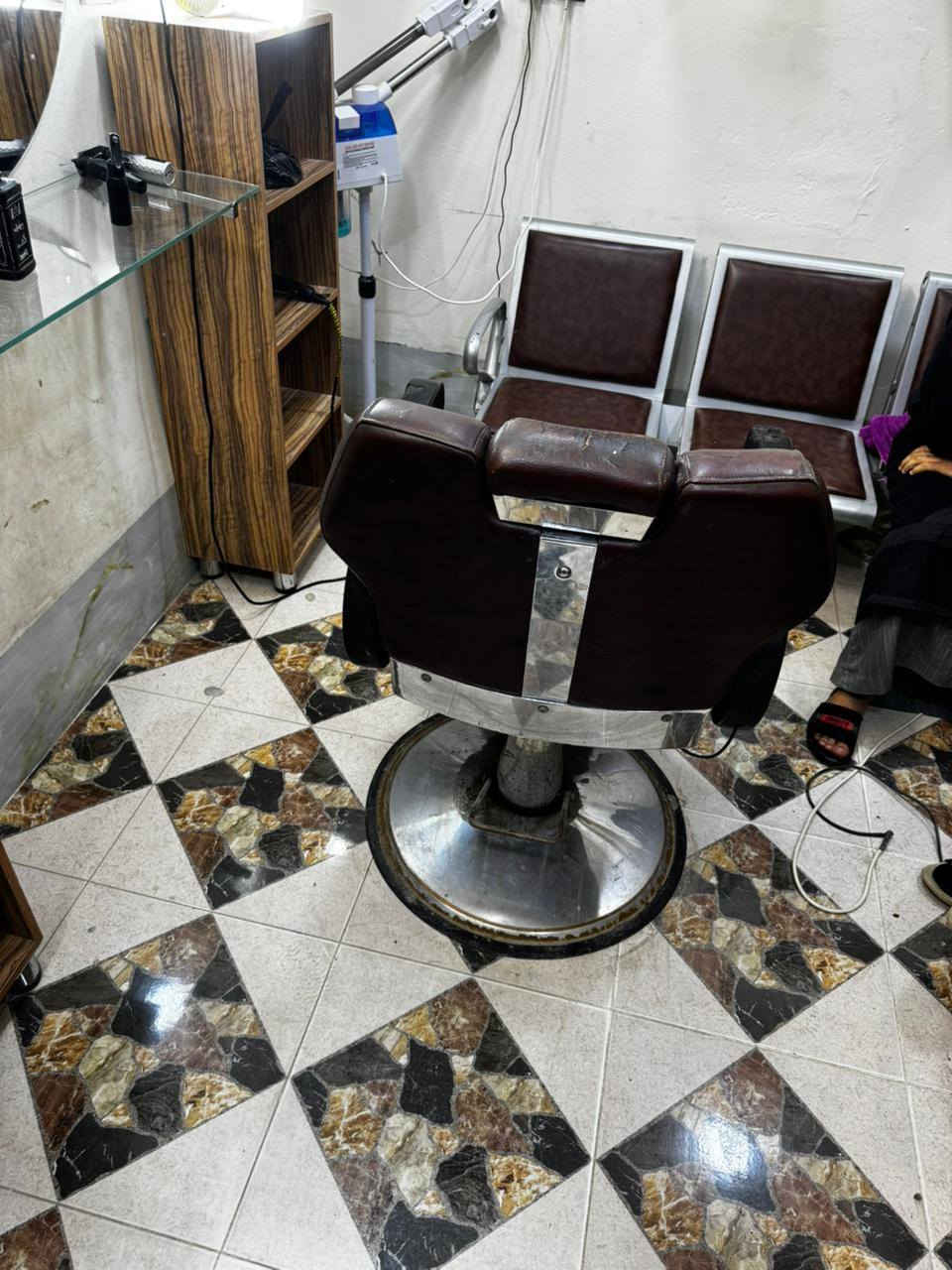 السلام عليكم.
. مكلف بالنشر.

يوجد اغراض محل حلاقه كامله وجديده ما مستخدمه هوايه للبيع المكان الرمادي الزراعه  للاستفسار الاتصال على الرقم ***********..رقم الواتساب***********
