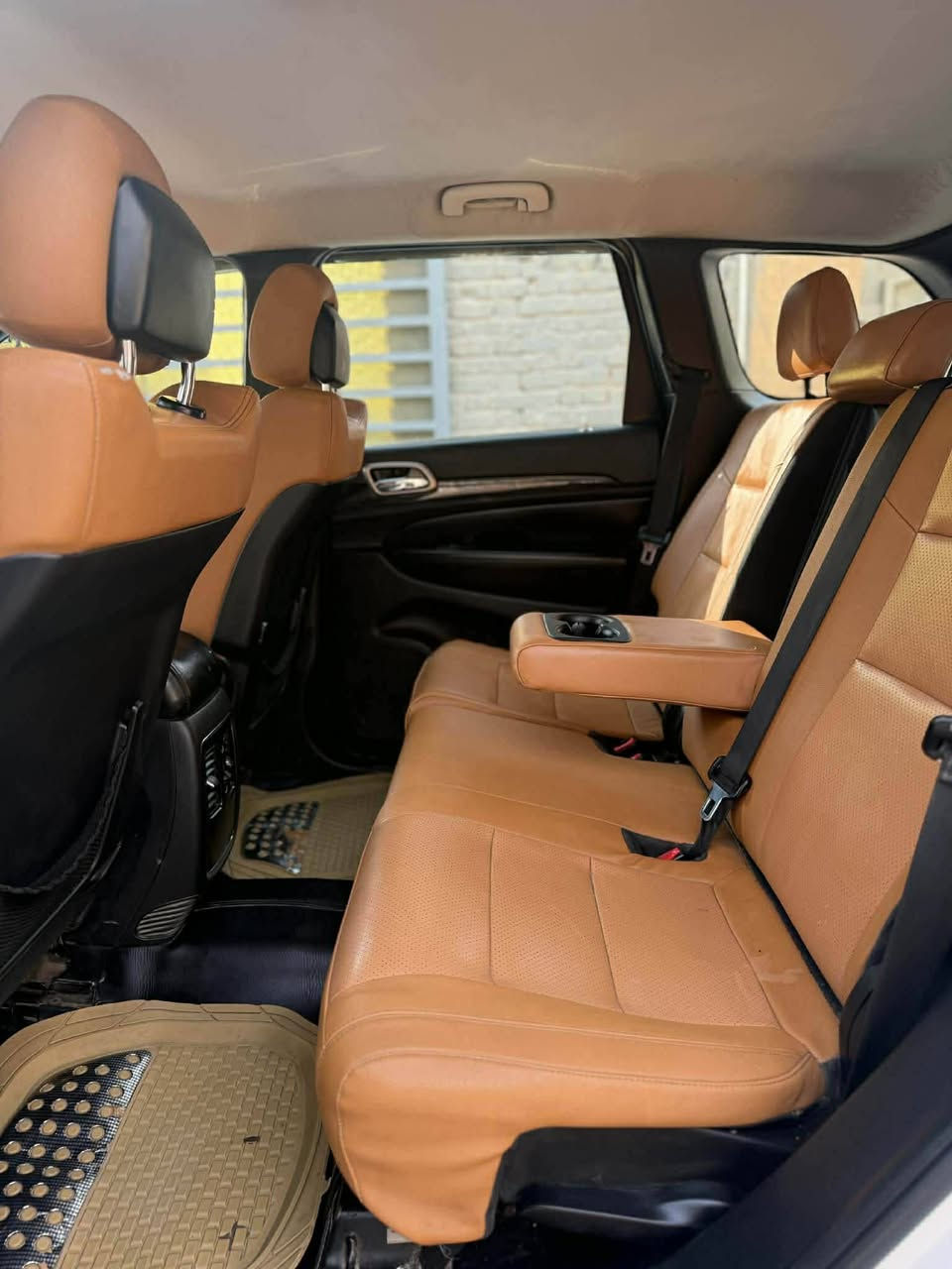 سلام عليكم
للبيع جيب اريده خليجي بدون حادث بيها رشات تجميل اثر شخوط وسونار مرفوق ويه الصور موديل 2012  محرك 3600 السياره ستعمال شخصي 
تختم تاير جديد ويل جديد كير محرك تبريد جيد جدا صدر امامي وخلفي جيد جدا 
السياره حلوة و نظيفه و ترايها مفتوح بفضل الله سنويه بأسمي هزة جديده تحويل مباشر السعر 175 مكانها الكوت ***********
