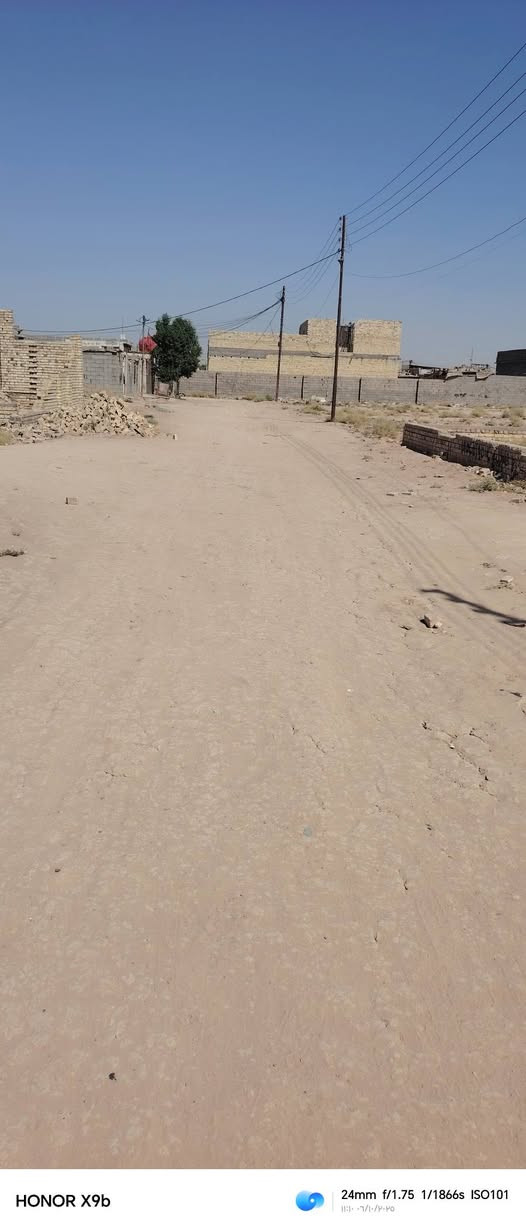 سلام عليكم قطعه ارض للبيع المساحه 300متر العنوان بغداد حي البتول شارع مترست الخيرات زراعي متوفر ماي وكهرباء و انترنيت الاستفسار ***********
