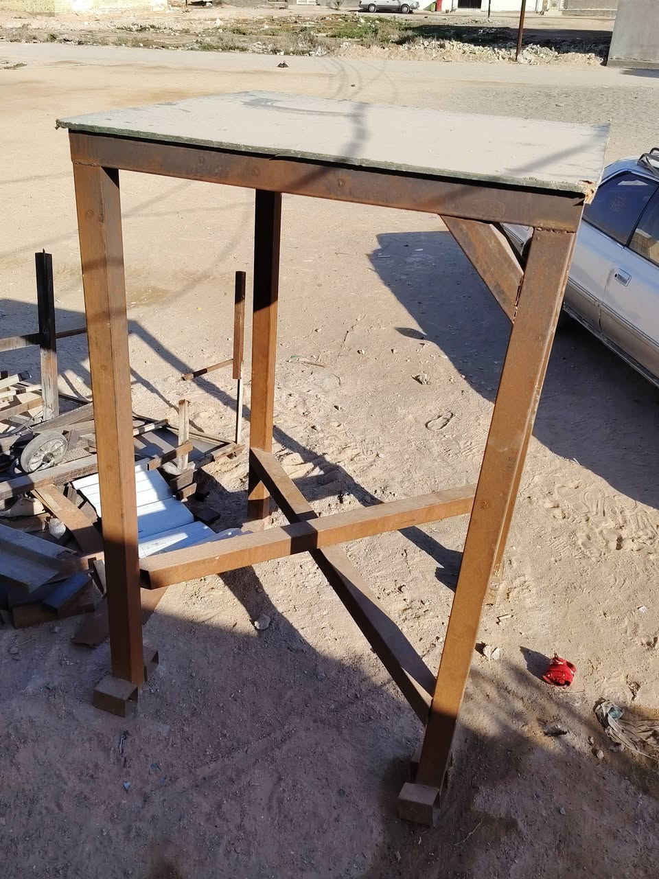 السلام عليكم ورحمة الله 
ميز مال خزان ماء يتحمل 3طن شغل درجا اولئ 
مع حديد كما موضح للبيع السعر مع الحديد 150المكان النجف ***********
