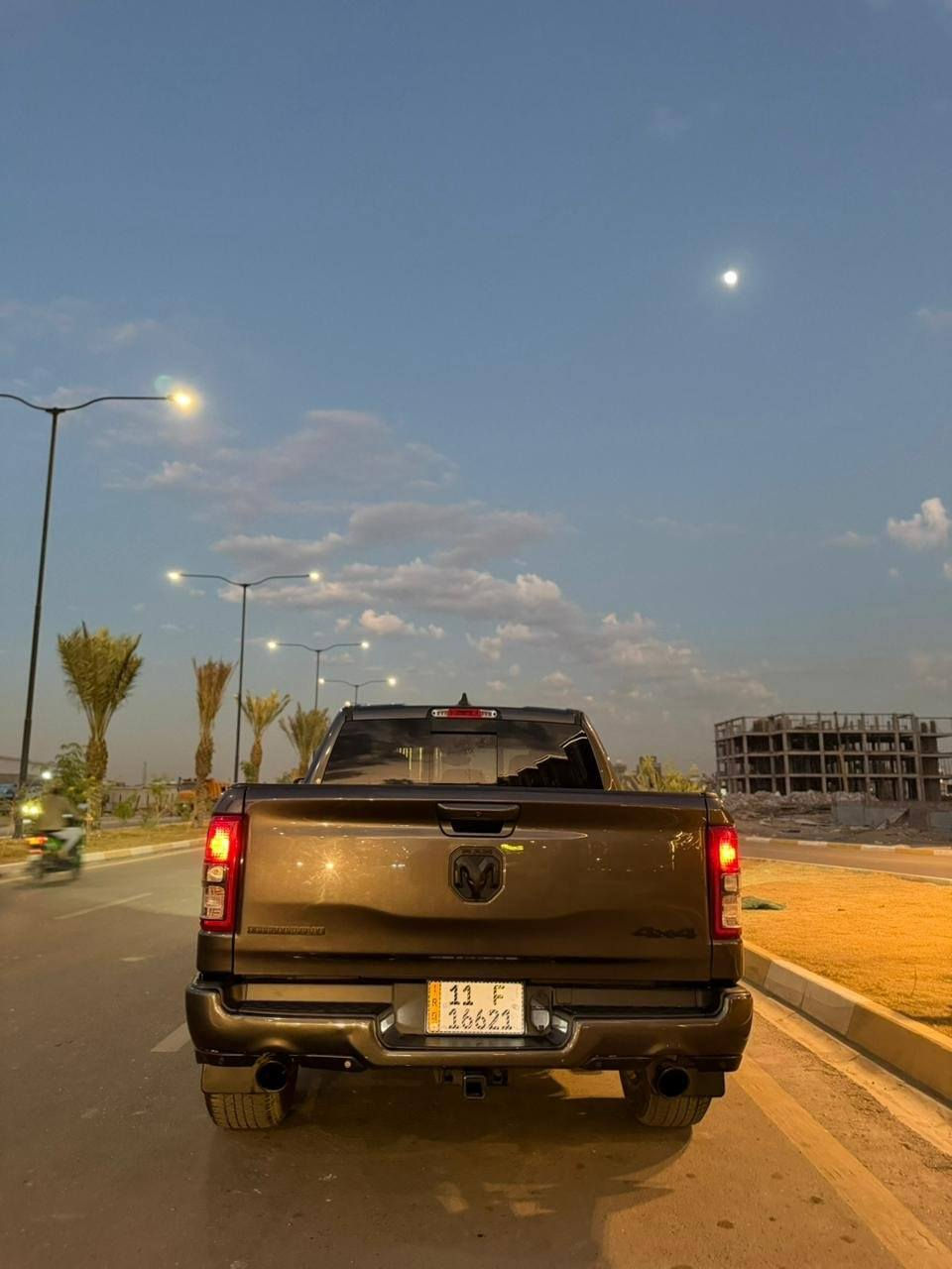 سلام عليكم
دوج رام موديل( ٢٠٢٢ )
8 سلندر 
باب طويل بدي قصير 
حادث موضح بلصور ؟ وبيها جاملغ خلفي مرشوش كلير وتكمه وره سايق بيها ضربه من نزلتها ابو كرين ضربها 
محدث بجم 
تخم تاير جديد 
كير موس 
مكاني بغداد الشعب 
هاذا رقمي خابر ودلل ( *********** )
