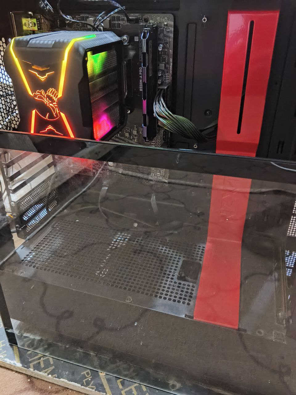 السلام عليكم.. للبيع تجميعة PC حديثة (Ryzen 5) نظافة عالية وقابلة للتطوير
الجهاز تجميع جديد استعمال 3 أشهر فقط (القطع بحالة الوكالة)، تم تجميعها لتكون بداية قوية للألعاب والدراسة، مع التركيز على قابلية التطوير للمستقبل.
أهم ما يميز التجميعة: الجهاز مبني على لوحة أم (B550) وكيس (NZXT) أصلي، يعني تكدر مستقبلاً تضيف أي كرت شاشة قوي وتحدث الجهاز براحتك بدون ما تضطر تبدل القاعدة الأساسية.
المواصفات: 🔹 المعالج: AMD Ryzen 5 5600G (أداء ممتاز مع كرت شاشة مدمج يشغل ألعاب الأونلاين). 🔹 اللوحة الأم: MSI B550M-A Pro (بورد حديث يدعم الجيل الرابع PCIe 4.0 ومثالي للتحديث). 🔹 الرام: 16GB DDR4 3200MHz. 🔹 التخزين: SSD NVMe 256GB (سرعة عالية للنظام) + HDD 1TB (للملفات والألعاب). 🔹 الكيس: NZXT H510 (ماركة غنية عن التعريف، شكل فخم وتبريد ممتاز). 🔹 الباور: Fantech 550W.
الحالة: الجهاز نظيف جداً، شغال 100%، وما مفتوح لأي صيانة.
السعر: 525,000 دينار (وبي مجال بسيط للشراي الجاد). المكان النجف رقم الهاتف ***********
