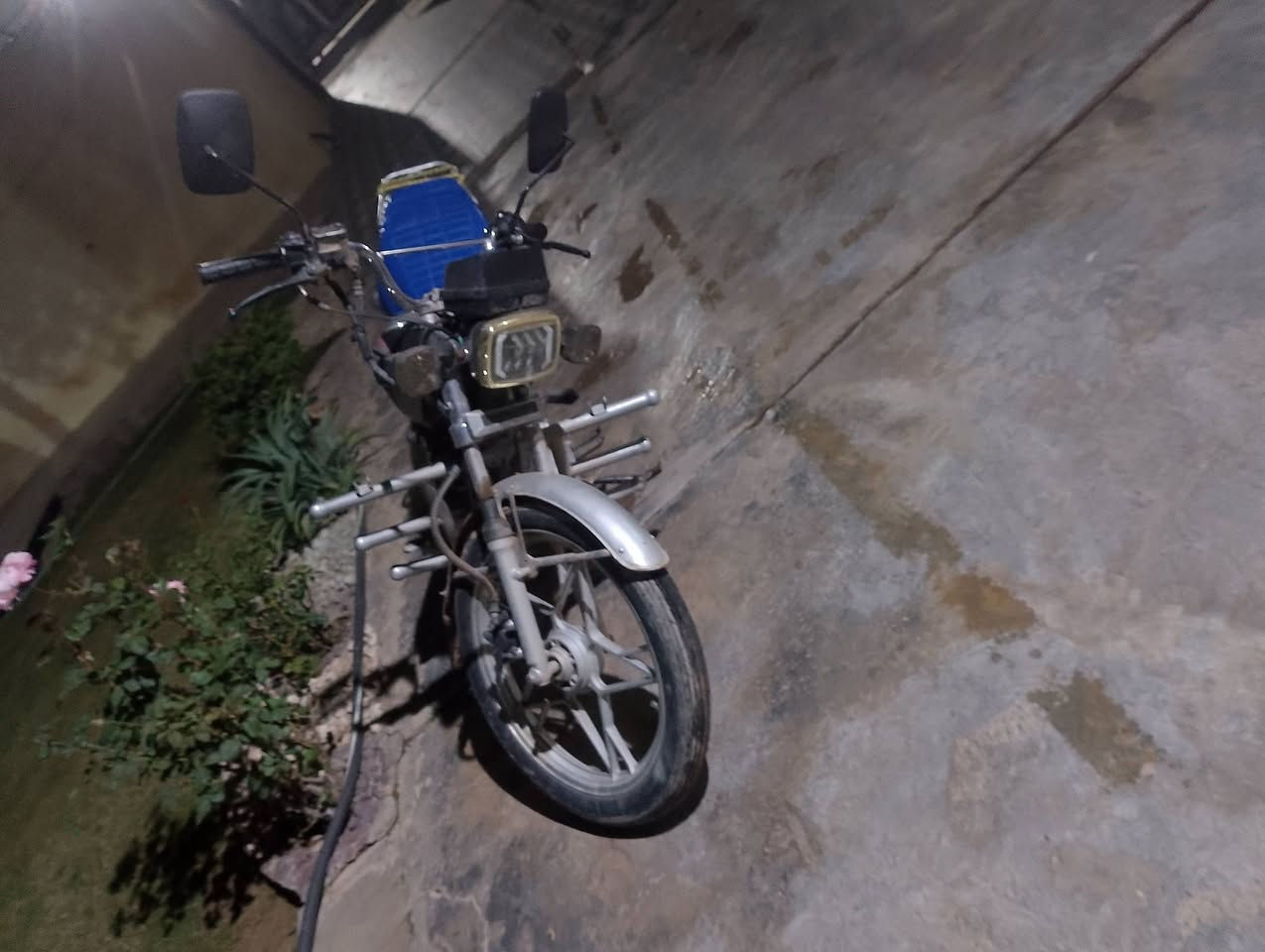 السلام عليكم دراجه للبيع سيفان 2021الدراجه خير من الله كهربائيات شغاله محرك شلعه أو معدل السعر 375وبي مجال الوزه يوازي العنوان الضلوعيه التصال علا الرقم ***********
