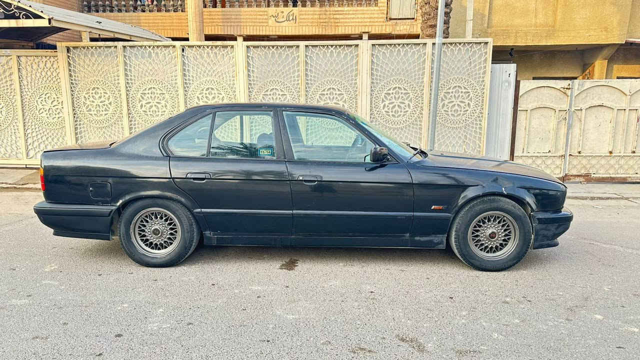 السلام عليكم BMW 525 مسكر كير اوتو مكينه وكير خير من الله سياره موديل 90 رقم كركوك الجديد نكليزي باسمي تحويل وين متريد هزه جديده سياره صبغها بي جراد خفيف دواخل مرتبه تبريد شغال صدر امامي جديد دبلات ولويات وقواعد خلفيه مال حاويه اكسل رون ناصي بال160 رون 3 سياره صارف عليها ومرتبها ع ايدي السعر 55 وبيها مجال مكاني بغداد ***********
