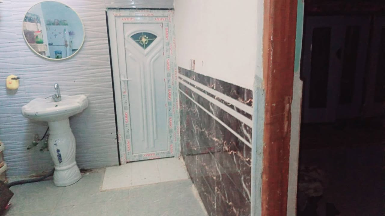 بيت زراعي سند ٢٥ بأاسمي مداور ثاني يوم مساحه ١٥٠ واجهه ١٠ نزال ١٥يحتوي على غرفتين نوم وصاله ومطبخ وبراني جديد وصحيات داخل وخارج بيتونه ستارة كامل  ترميم جديد ارضية بورسلاين درجه اولى هزاير سيراميك حتى غرف النوم كهرباء سقوف ثانوية درجه اولى العنوان شارع السنية السياحي خلف صيدلية الرامي يبعد عن الشارع الرئيسى السياحي ٢٥٠ متر شبكة ماء جديدة كهرباء شبكة  مجاري شارع عرض ٩ امتار للاستفسار اكثر الاتصال على الرقم ***********
