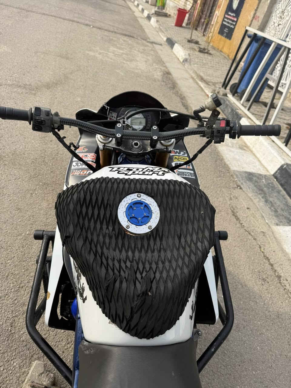 سلام عليكم دراجه كاوسكي 636 للبيع دراجه كلها كامله وماناقصها شي ابد شرط مكينه برغي مامفتوح بيه كفاله عامه كير ومكينه شررط زوج تايرات جلاتين كهربايات كلها شغاله دراجه بيه بكره وزنجيل رياضي ودروعه رياضيه واكزوز رياضي ودوسات رياضيه وستيرن رياضي كاربون أوراق كامله مكاني بغداد الحسينيه شراي يتصل دراجه سعرها مناسب ‭٠٧٧٣ ٣٧٤ ٠٢٣٧‬
