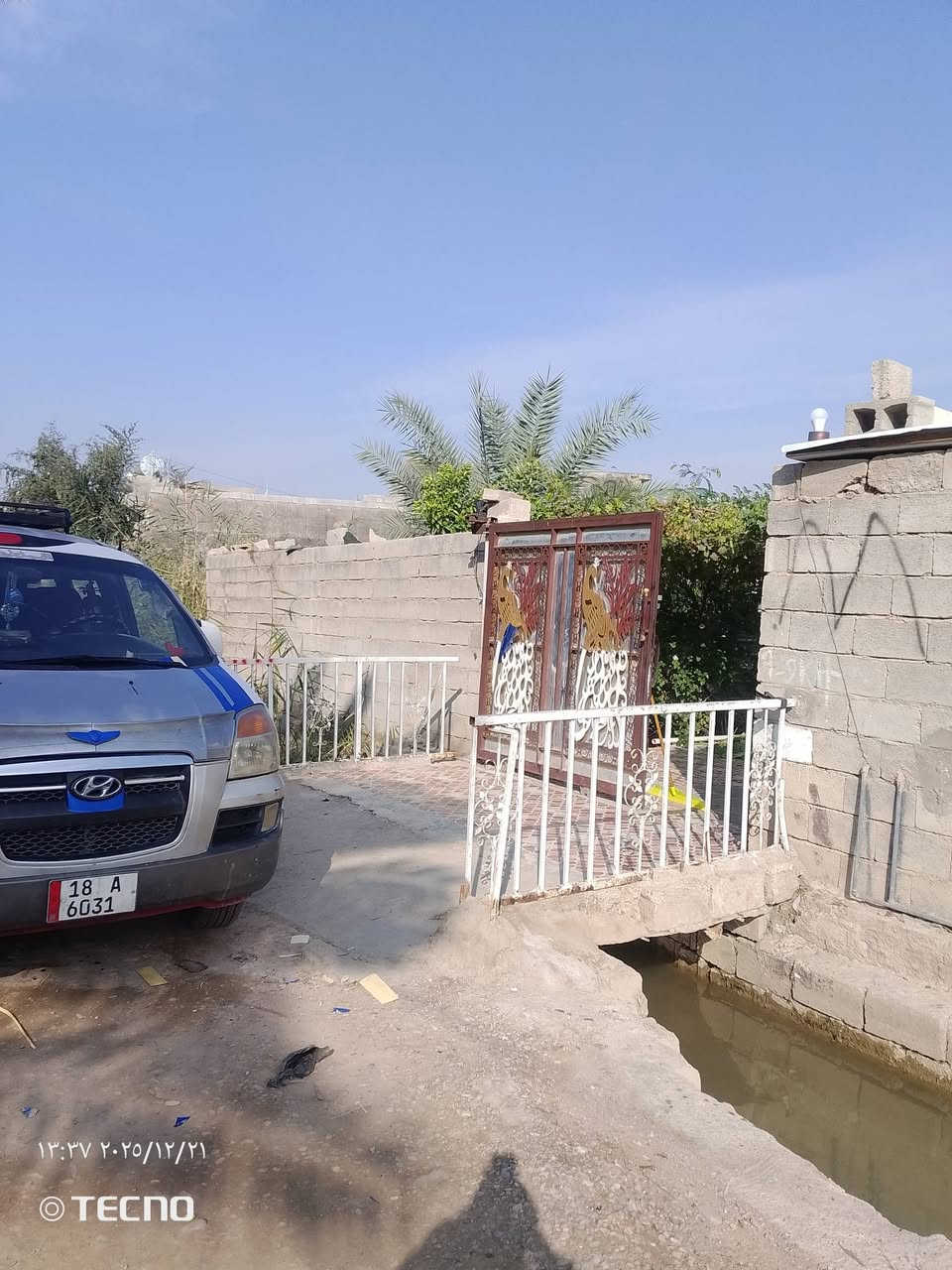 السلام عليكم بيت للبيع زراعي سند 25 المساحه 300 متر متكون من غرف نوم 3 وصاله واستقبال ومطبخ ومطبخ حراري  في جديدة الاغوات قريب على الشارع العام قرب مجمع بهزاد  للاتصال ***********
