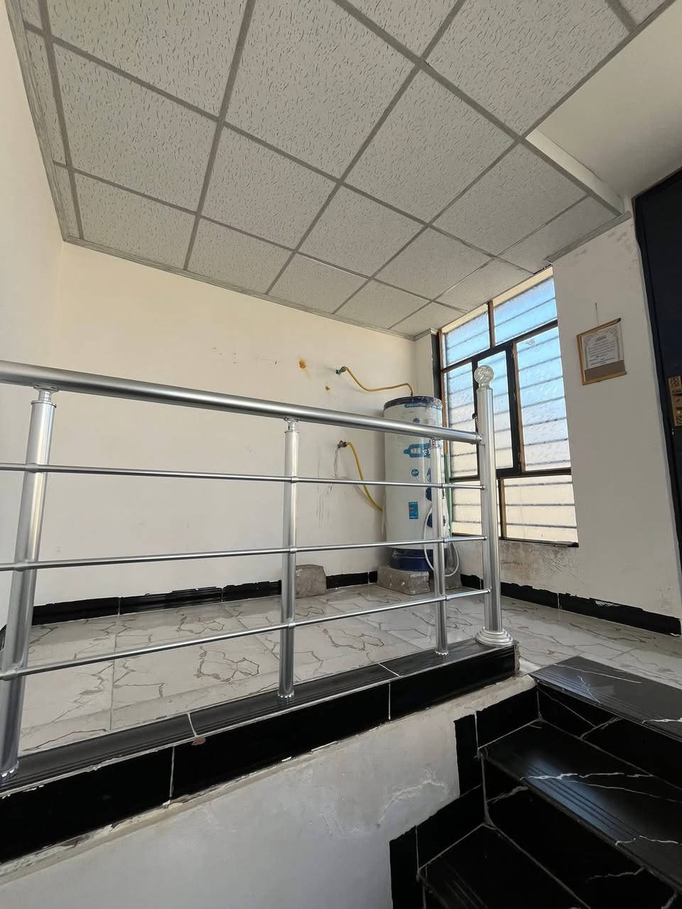 السلام عليكم ورحمة الله وبركاته
شقة للايجار في حي السماح الاركان على شارع 20م

مساحة 100م بناء حديث تحتوي على غرفتين نوم وصالة ومطبخ وصحيات وبيتونه ، مزودة بنظام دكتات وغسالات

قريبة من الاسواق والمدارس والمحلات على شارع 20

للاستفسار الاتصال على الرقم -

***********

***********
