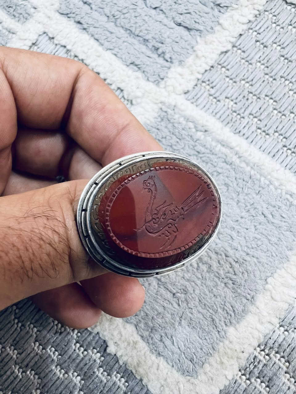 السلام عليكم
جزع يماني تحفه فنيه📌📌
خط يدوي ( بسم لله الرحمن الرحيم) على شكل 
طائر الهدهد
كذالك الايه المباركه: ﴿قَالَ عِفْرِيتٌ مِّنَ الْجِنِّ أَنَا آتِيكَ بِهِ قَبْلَ أَن تَقُومَ مِن مَّقَامِكَ ۖ وَإِنِّي عَلَيْهِ لَقَوِيٌّ أَمِينٌ﴾ [النمل]
صياغه يدويه 
📌الخاتم مطلسم بالكامل📌


**إذا كنت صاحب هذا الإعلان وتريد حذفه لأي سبب، رجاءا أرسل رسالة إلى الدعم الفني**