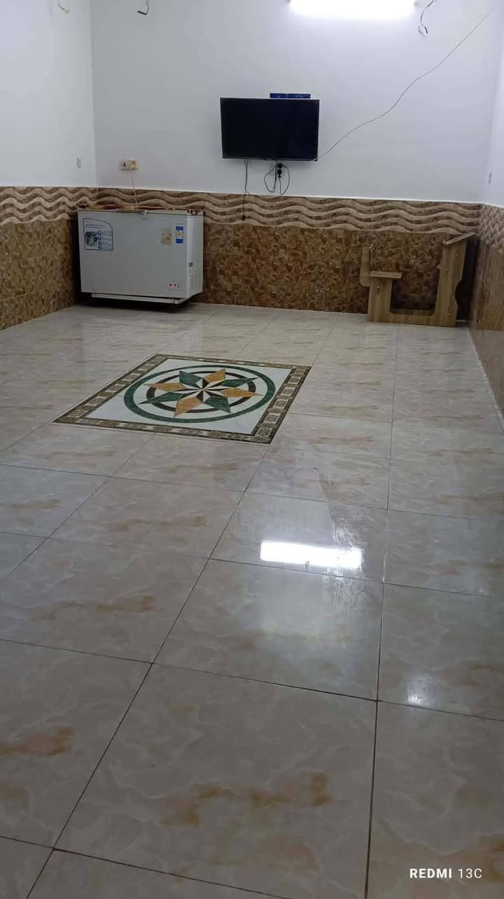 بيت البيع مساحه ٢٠٠متر بناء طابوك كونكريت جديد
السعر ١٤٥مليون بيت ما مطلوب حر 
غرفتين وصاله ومطبخ وحمامات براني 
***********
حي الزهراء خلف مضيف رواجح 
@
