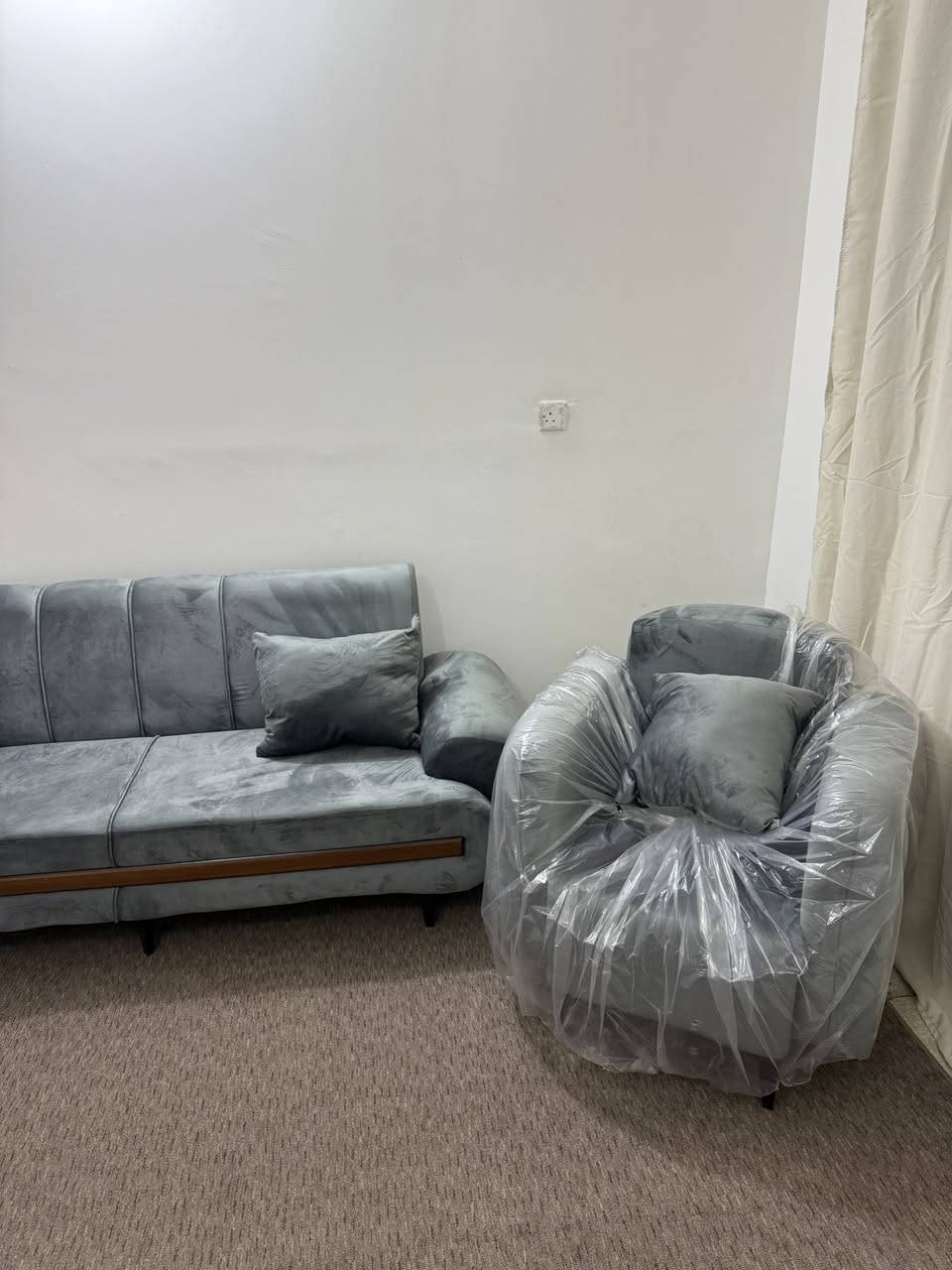 نص تخم لل بيع جديد مامستخدم بعده بل جيس سعر ٣٠٠ الف واتساب ***********
