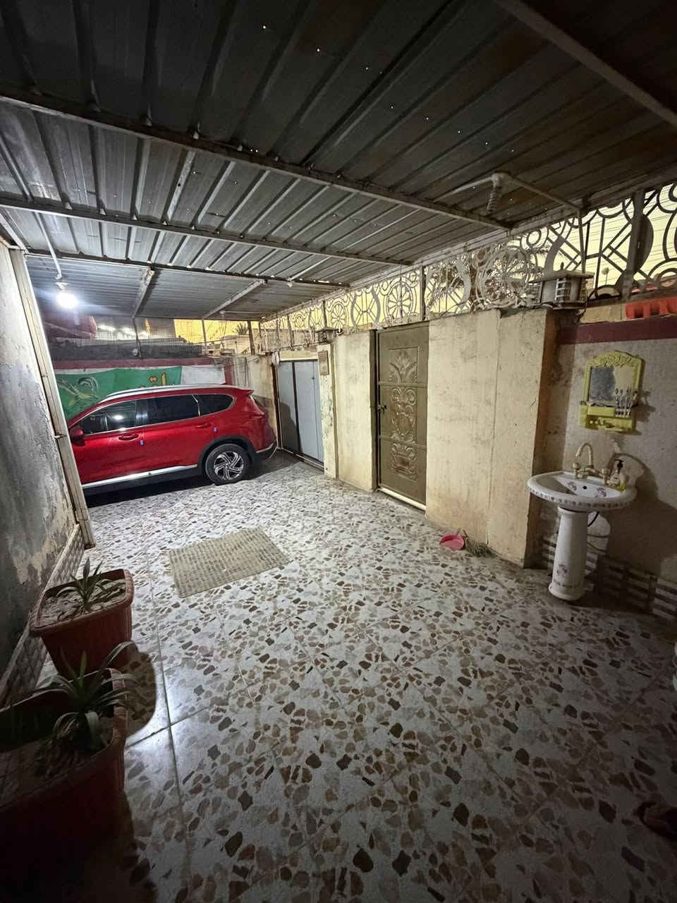 السلام عليكم بيت للبيع طابو مساحة 231 مداور ثاني يوم قرب مدرسة الفضيله بشارع الشيخ أبو علاء الكعبي متكون من استقبال وصاله ومطبخ وغرفتين صحيات داخليه وخارجيه وكراج السياره الاستفسار اتصل ع رقم *********** بيه واتساب السعر خاص 🌸
