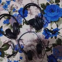 عندي هذني 3 هيد فون ثنين بيهن مايك خارجي وواحد بي مايك داخلي كلهن يشتغ...