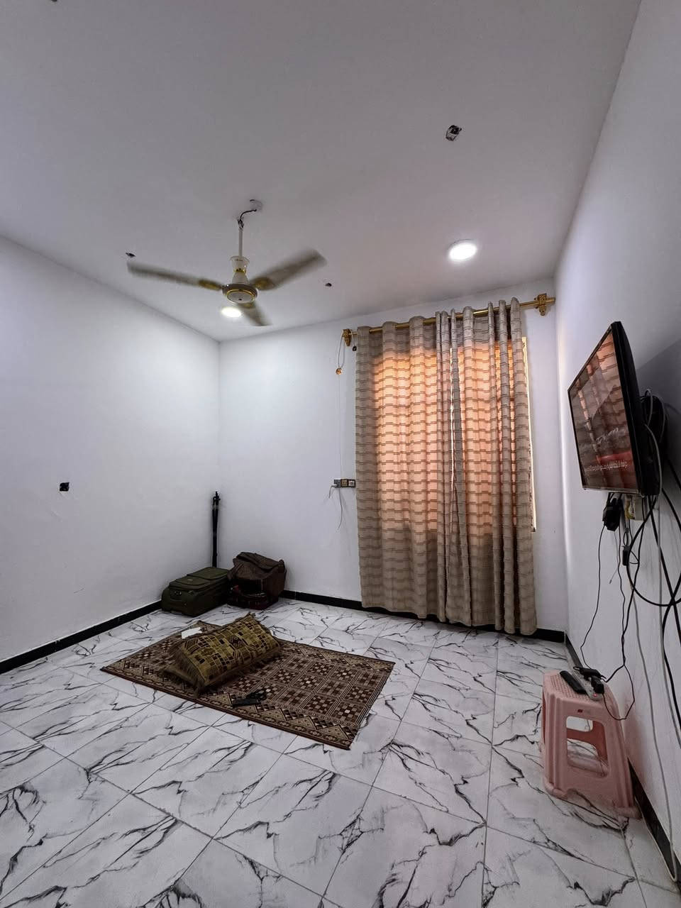 للبيع
منزل 🏠 بناء حديث مساحة "175م" ، طابقين .. الطابق الاول يحتوي على غرفتين + صاله + مطبخ + استقبال ، بالاضافه الى الطابق الثاني ،

موقع المنزل : منطقه الصخين " جامعة ذي قار " قرب الجسر الحولي ، او جسر الجامعة الجديد ..

السعر // ١٠٠ 

الاستفسار اكثر اتصال على رقم // ‭***********‬
