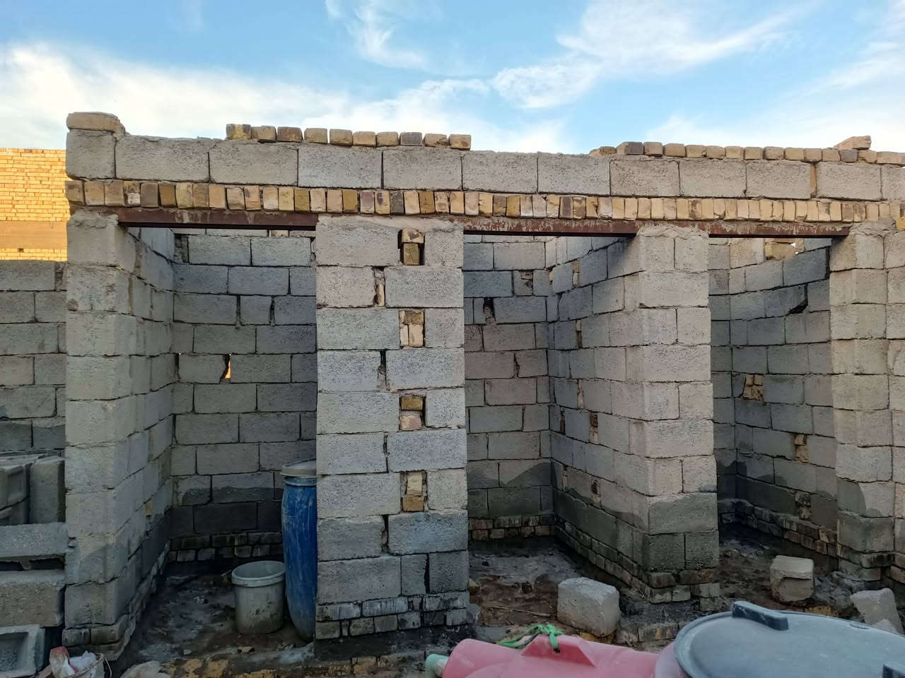 السلام عليكم  بيت البيع واصل السكف مساحه 200متر غرفتين وصاله وحمام داخلي ومطبخ وستقبال وصحيات خارجيه الموقع طريق ابو الماش حي العدل الفرع الثاني يبعد عن سايدين 80متر سابع بيت عن سايدين السعر 35وبيه مجال التواصل واتساب او خاص ***********
