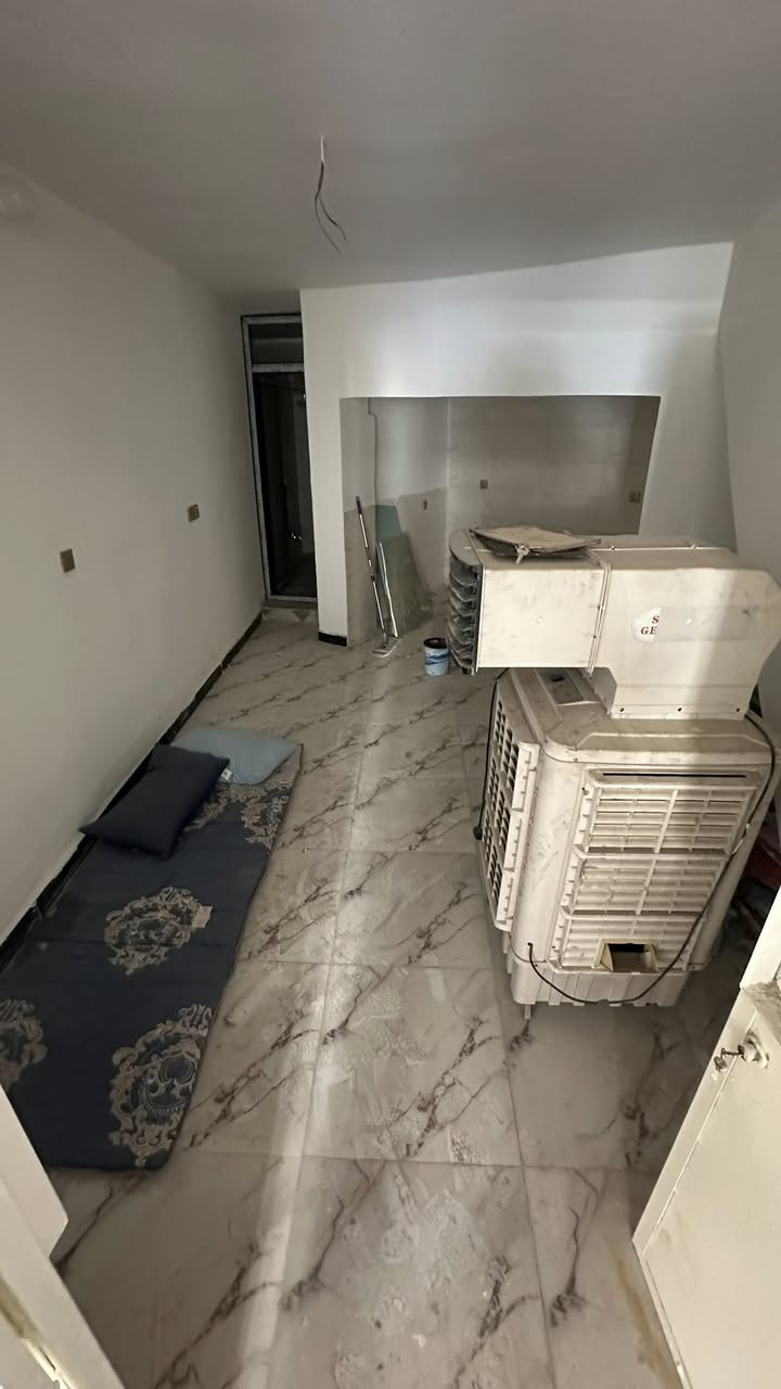 شقه صغيره طابق ارضي للإيجار تصلح مخزن او معرض او سكن صغير العنوان شارع الكراده داخل بداية فرع مجمع ركن الكراده 
***********
بناء جديد سعر الايجار 450 الف
