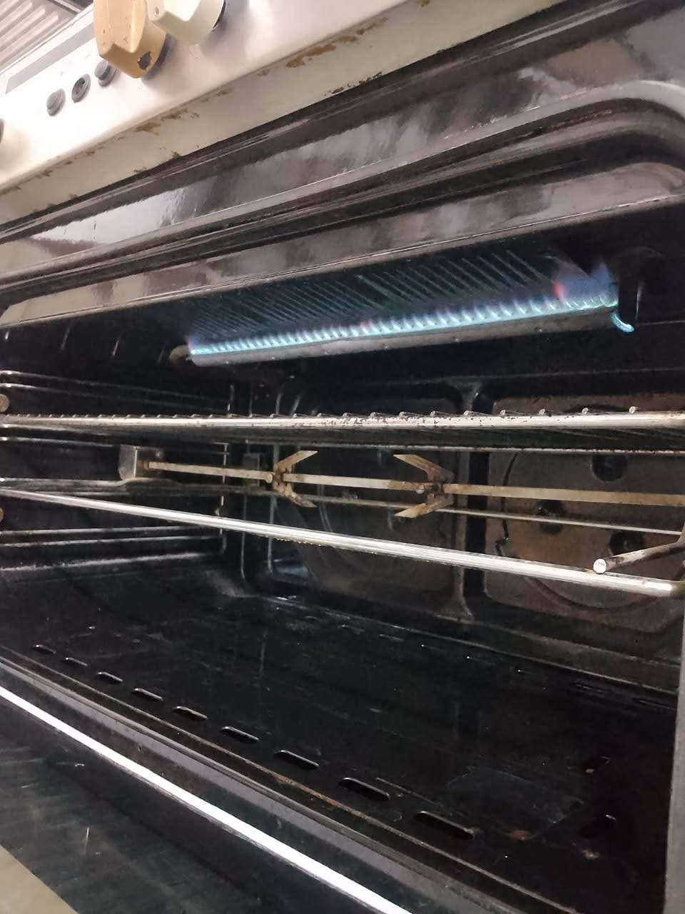 طباخ خمس عيون شغال كله و ناره تخبل وعلى الفحص سعره 160 وبيه مجال المكان نهايه الشعله منطقه الدهله *********** بغداد, العراق
