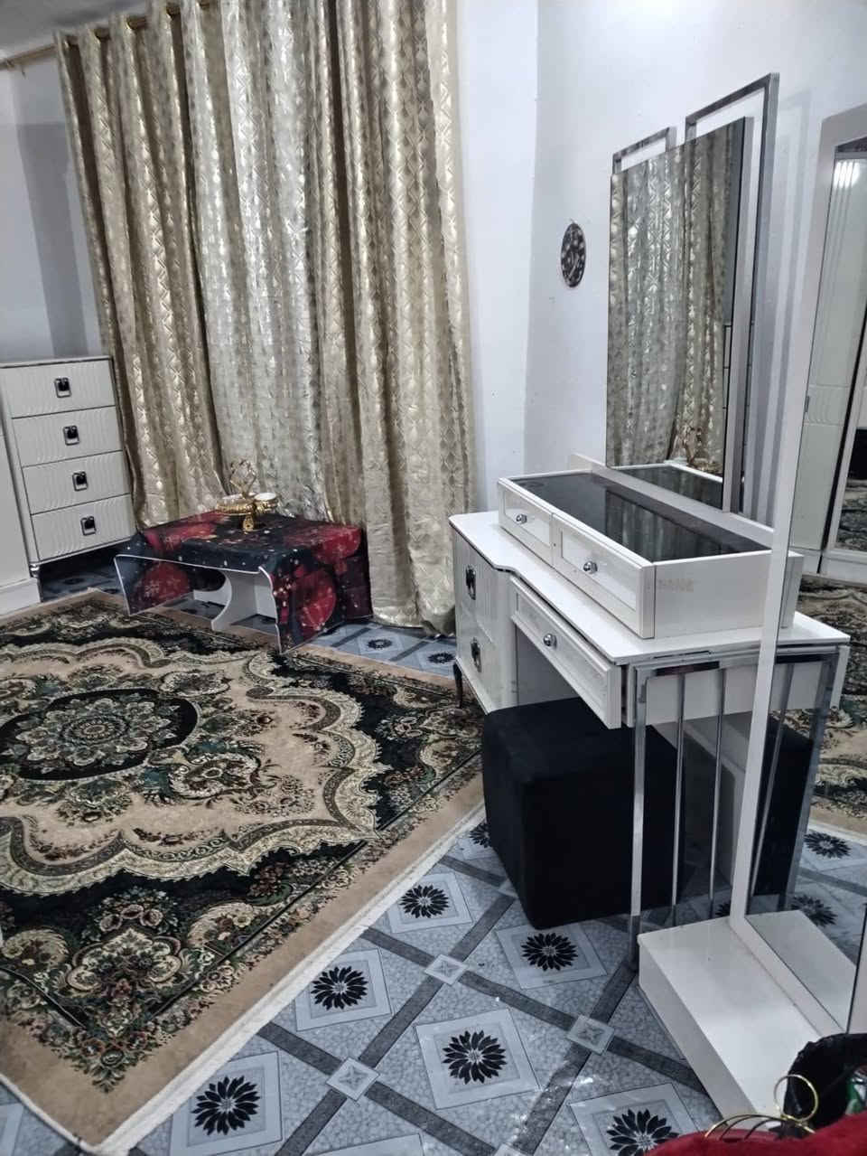 سلام عليكم غرفه نوم للبيع تركي 9 قطع نضيفه جدا صارت عليه ب 23 ورقه اريدها ب 900 مكان  بغداد البياع الشراي يتصل بلرقم ويدلل *********** وتساب موجود
