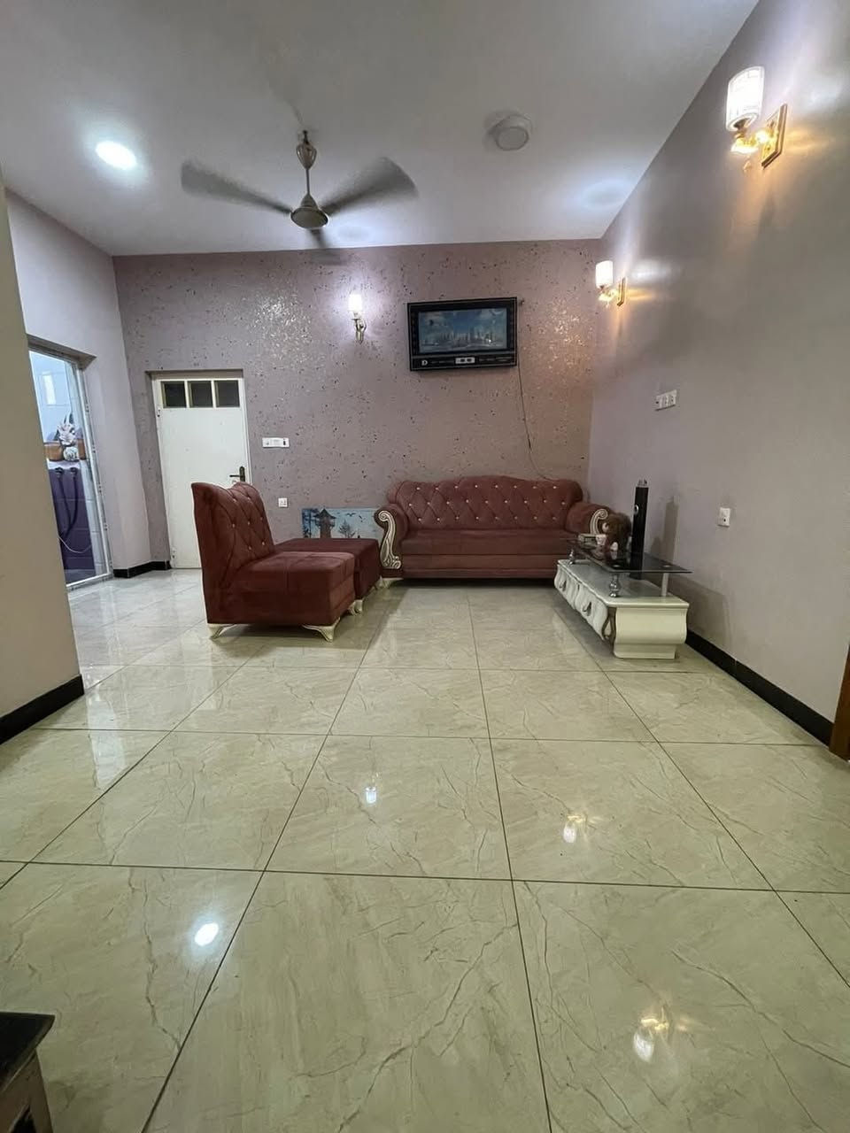 🔴 للبيع بيت مساحة ١٣٥ م
يتكون من : 
- الطابق الارضي يحتوي على غرفة نوم ومطبخ مفتوح وحولي وصالة وحمام غربي وحمام شرقي مع مناور عدد ٢ 
- الطابق الاول يحتوي على حولي و٣ غرف نوم وحمام وحمام شرقي 
- الطابق الاخير يحتوي ع غرفة مخزن(بيتونه) والسطح

موقع البيت الحرية / دباش / ع الشارع العام الرئيسي المؤدي الى اعدادية الحرية وساحة عدن وتقاطع شارع بستان الچلبي 
للاستفسار عن السعر الاتصال على الارقام 👇🏻 
*********** 
***********
