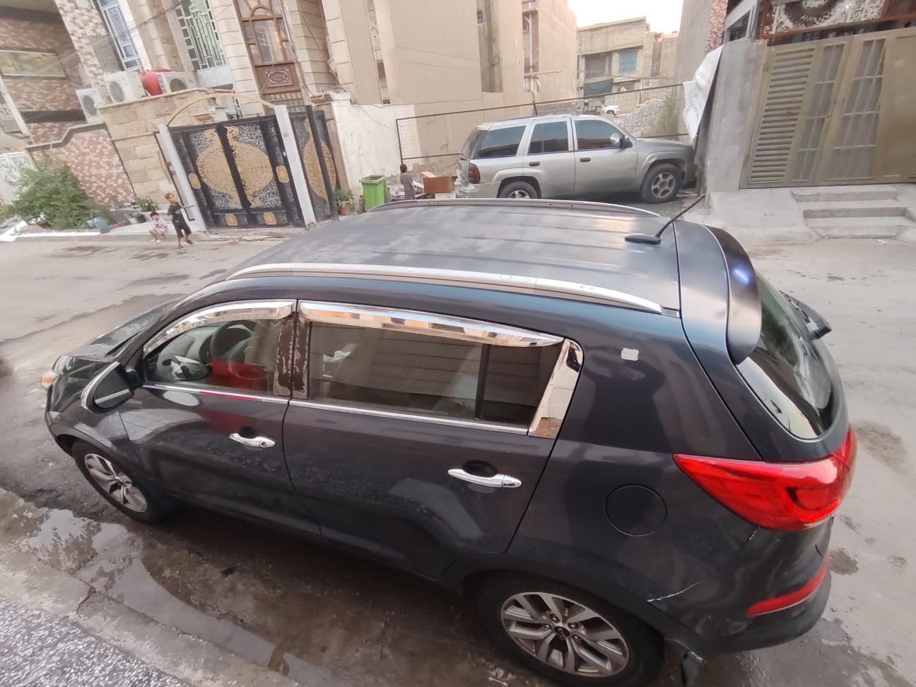 السلام عليكم
للبيع كيا سبورتج 2016 GDI رقم بغداد 
وارد أمريكي
حجم المحرك 2400
تبريد ثلج
ماشية 121 ألف
السيارة باسمي واستخدام بيت

ضررها بأمريكا من الخلف
وبالعراق صار بيها ضرر أمامي
القمارة بيها جراد
السيارة بحالة جيدة
السنوية تنتهي 2029
كلشي مذكور بالسونار
تاريخ السونار 2026/5/23

السعر 100 ورقة قابل للتفاوض 
موبايل :  ***********
 العنوان : بغداد / البلديات
ممكن تذكرين شنو الفئة بالضبط للسبورتج؟ يعني LX / EX / AWD وغيرها، وهل هي دفع رباعي لو أمامي؟: 
امامي
هل الأيرباقات انفتحت بأي حادث؟ وإذا نعم شكد عددها وأي جهة؟: 
لا ما اعتقد 
شنو وضع الشاصي/القاعده حالياً: أكو سحب، رشة كاملة، أو تبديل قطع من الأمام أو الخلف؟: 
لغد ايسر طخة خفيفة 
هل السيارة بيها أي ملاحظات ميكانيكية حالياً مثل الماكينة، القير، أو الكهرباء، لو كلها شغالة بشكل طبيعي؟: 
سونار موجود  
ممكن تكتبون موقع السيارة التفصيلي أكثر، وهل أكو مجال للفحص والمعاينة ببغداد/البلديات بأي وقت؟: 
بغداد البلديات 