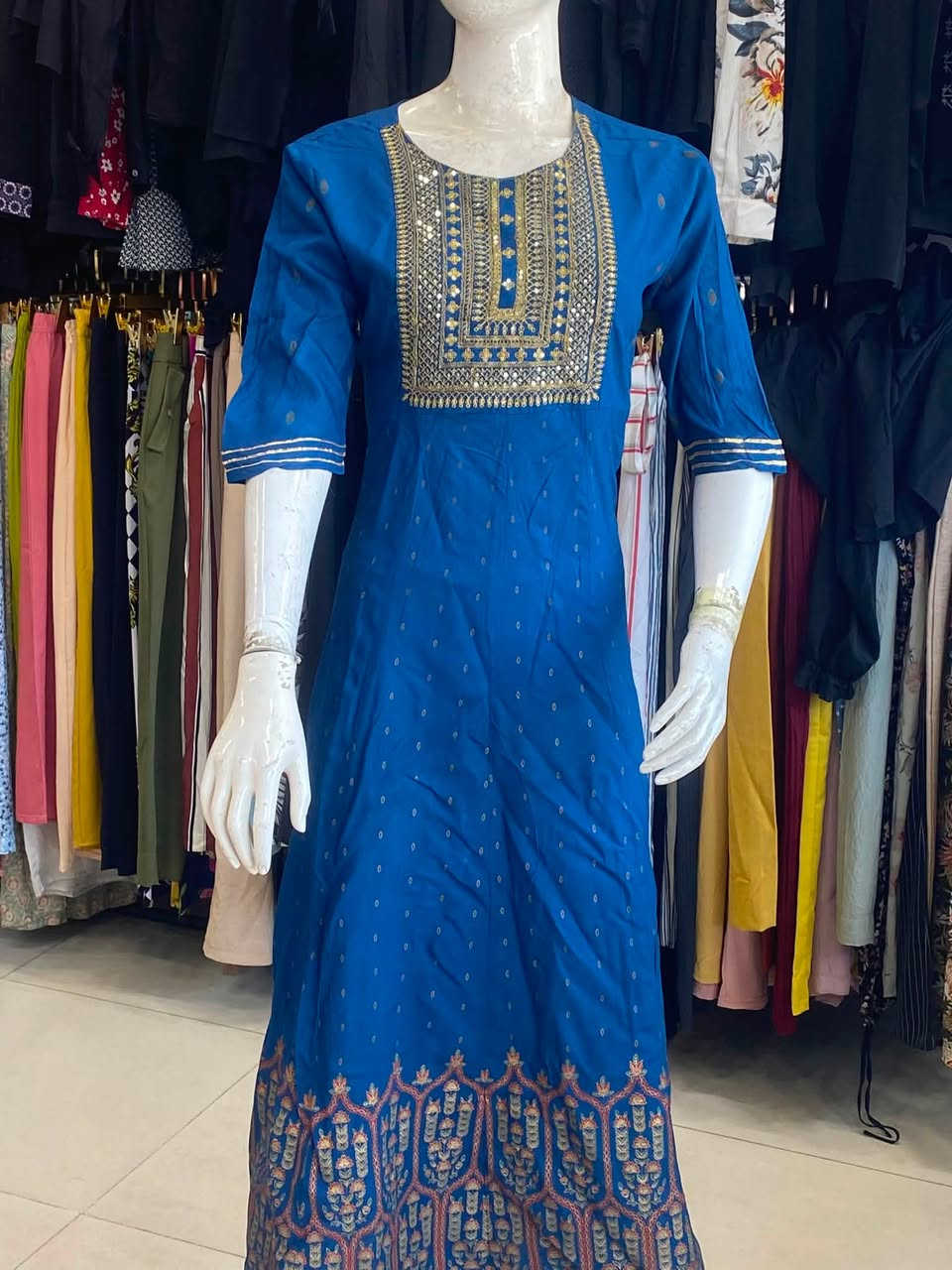 نموذج من كسر اليوم فستان غير مستخدم  + دشداشة نسائية  الفرع الاول 🌹


**إذا كنت صاحب هذا الإعلان وتريد حذفه لأي سبب، رجاءا أرسل رسالة إلى الدعم الفني**