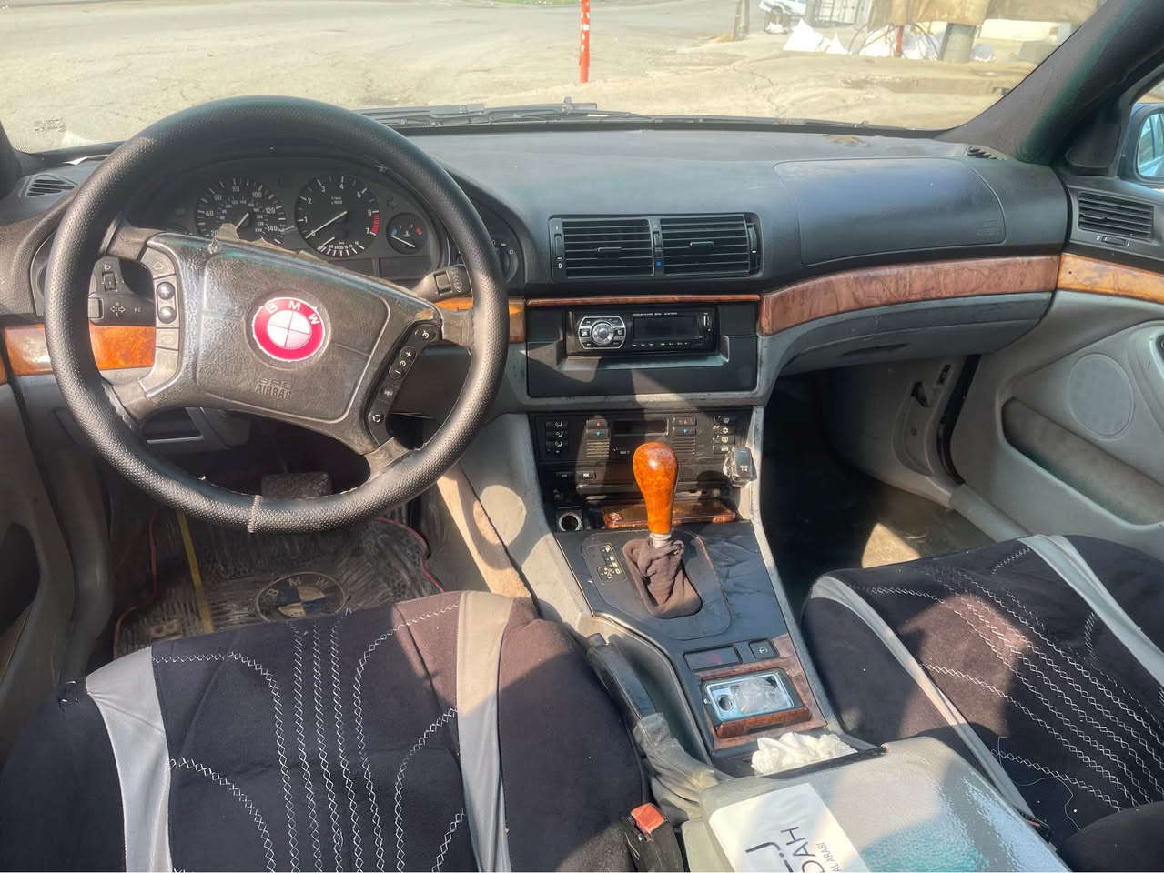 بیئێم سەقەر 525 
مەنەفێستی ئەسلی 
دەبل دیجیتال 2001
٣ گێر تۆماتیك عادی سپۆرت 
كوشن جلد 
سوكان ڤۆلیۆم 
فۆرمیكا 
چوارتایەی تازە
بێ دەعمولێدراوی 
گێرو مەكینەو ئەكسل بەشەرت 
تەقەورەقەی بەشەرت 
فول فولە بەس سلایت نیە 
سەیارەكە زۆر جایزە مالی دۆستە 
سعری 35گەڵاو معامەلەیەكی كەم 
*********** السليمانية, العراق
