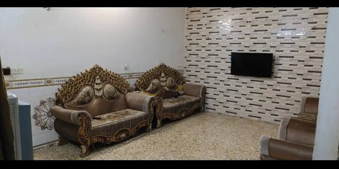 بيت ركن ١٠٠ متر طابقين زراعي كامل 
خدمات كامله فقط التبليط وراح يوصلون النه
الطابق الاول يحتوي ع استقبال وغرفه وصاله وخدمات 
والطابق الثاني غرفتين نوم وخدمات 
السعر 120 بي مجال قليل
العنوان البلديات الضباط الثانيه 
قرب المحطه الصفرة 
للاستفسار ***********
