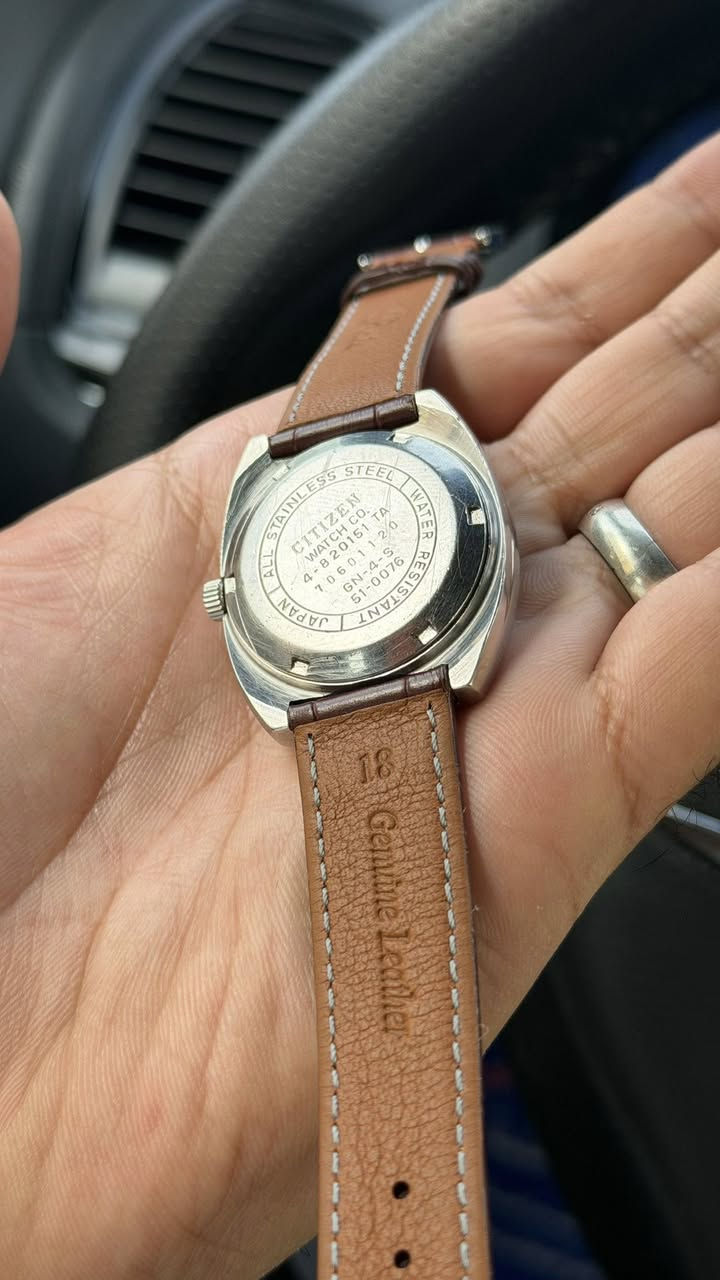 Made in Japan 🇯🇵
سيتزن ياباني اصلي 
انتاج الثمانينات 1980s
اوتوماتيك ⚙️
قطر 36
21 حجر
منفذ دي ديت عربي انكليزي
السعر 95 الف


**إذا كنت صاحب هذا الإعلان وتريد حذفه لأي سبب، رجاءا أرسل رسالة إلى الدعم الفني**
