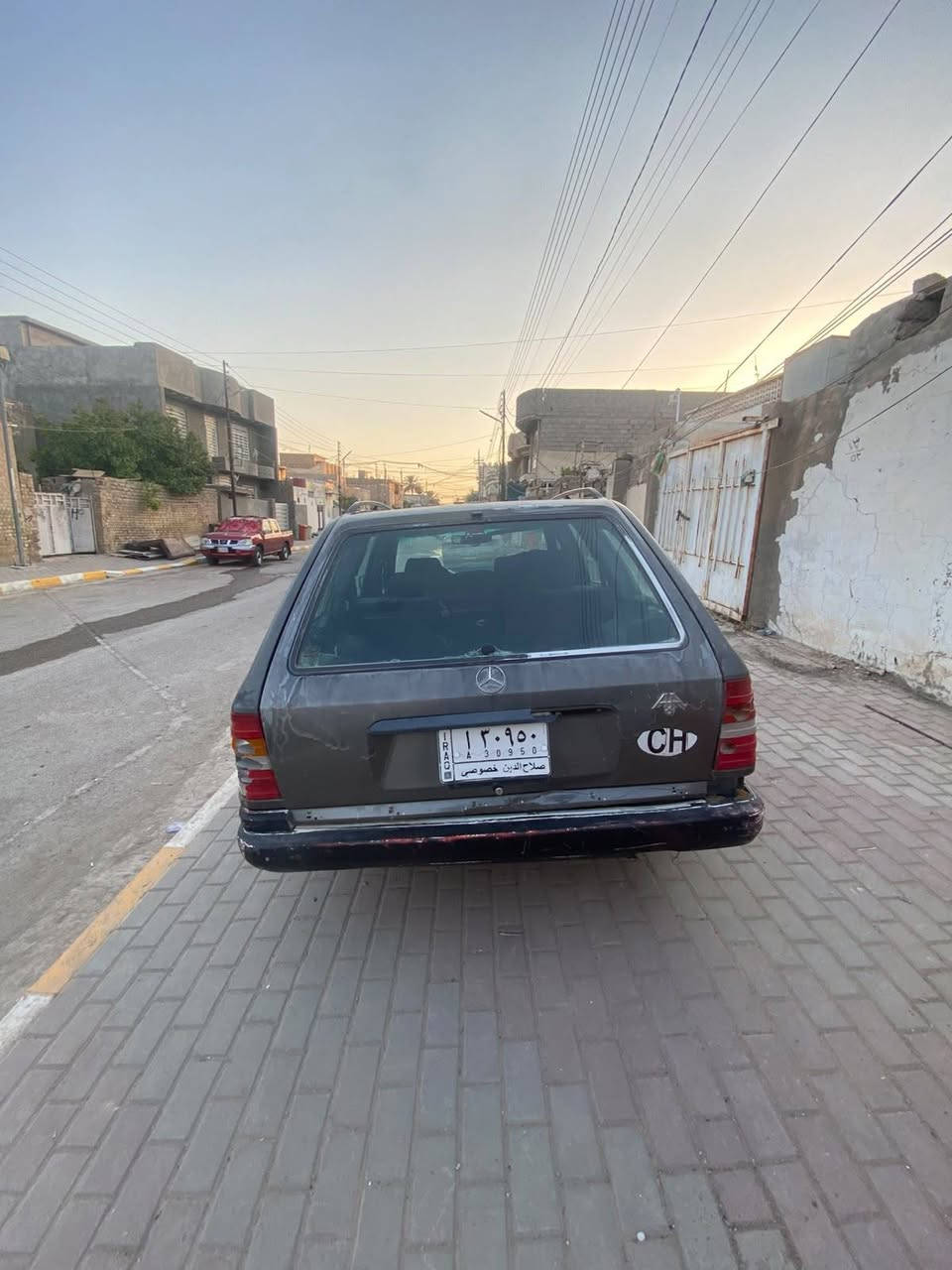 السياره مرسيدس موديل 1990 وتحتوي على 6 سلندر والمحرك نضيف ولا يوجد اي تبخير في السياره وسعر والاستفسار على الرقم الحالي.  ***********    واهلاً وسهلاً بكم
