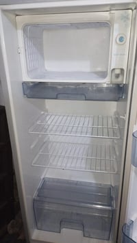 مرحبا عندي هاي الثلاجه كلش نضيفه اريد أبيعه لانو شلت او أخذت وحده اكبر...