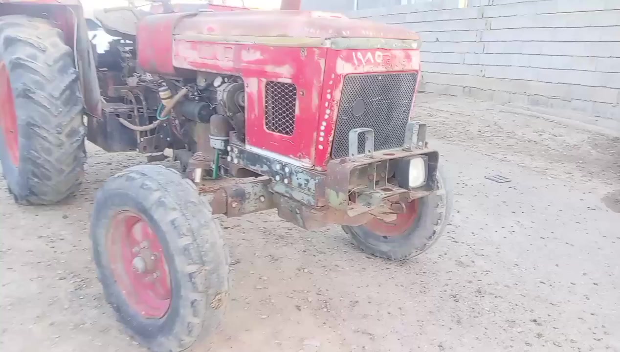 السلام عليكم مكينه عنتر اللبيع موديل 1985 مكينه جهازهه كير محرك بم اكسل هدروليك نكره سلف تايرات فوك نص عمر  كهربائيات مكاني ديالى
الاتصال ***********
