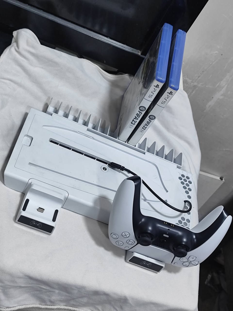 السلام عليكم
جهاز بلي 5 مستخدم استخدام قليل كلش سبب البيع عدم التفرغ 
الجهاز نظيف كلش لا مصلح ولا مستخدم سعة 1 تيرا وكيبلاته كاملة الاصلية ويدة الاصلية والكارتونة موجودة  بالاضافة وياه 

1- كڤر اضافي اصلي باللون الاسود نادر 
2- قرصين فيفا 22 و فيفا 23 عربيات 
3-ستاندن ومبرد للبلي قطعة وحدة وبيها(حامل اقراص وشاحن لليدات و اضائة RGP) 
4-يو بي اس نوع فالكون اوفلاين بقوة 2000VA

ابيع الجهاز مع كامل الملحقات فقط اذا ردت بدون يوبي اس ماكو مشكلة 

سعر الجهاز مع اليو بي اس 875
سعر الجهاز بدون يو بي اس 775

العنوان بغداد البياع توصيل ماعندي للأسف تحب تجي تفحص كدامك العراض وتاخذه بالعافية 

للتواصل واتس اب رقمي: ***********
