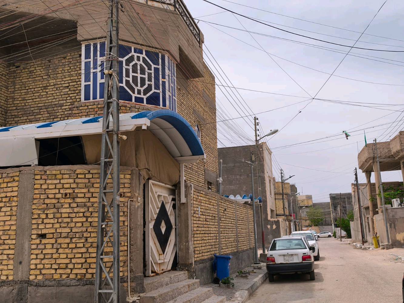 دار في اربع شوارع قرب مدارس ال الرسول 
150م طابقين ركن كراج+صحيات خارجية+مطبخ+ستقبال+هول+غرفة+صحيات
والطابق الثاني صحيات+3غرف+هول
ويوجد مخزن وصطحين السعر 400مليون
***********