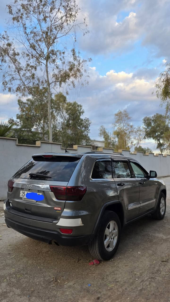 جيب شيروكي موديل 2012
مواصفات نص فول 
سياره جديده رقم كركوك بأسمي
سياره بيه بابين وجاملغ صبغ اثر شخوط بدون دواخل بدون ارباك
مكان سياره كركوك 
للاتصال *********** + وتساب
