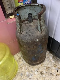 قنينت غاز عراقي لبيع سعر ٦٥ الف  ٠٧٧٣٥٤٠٤٠٢٨