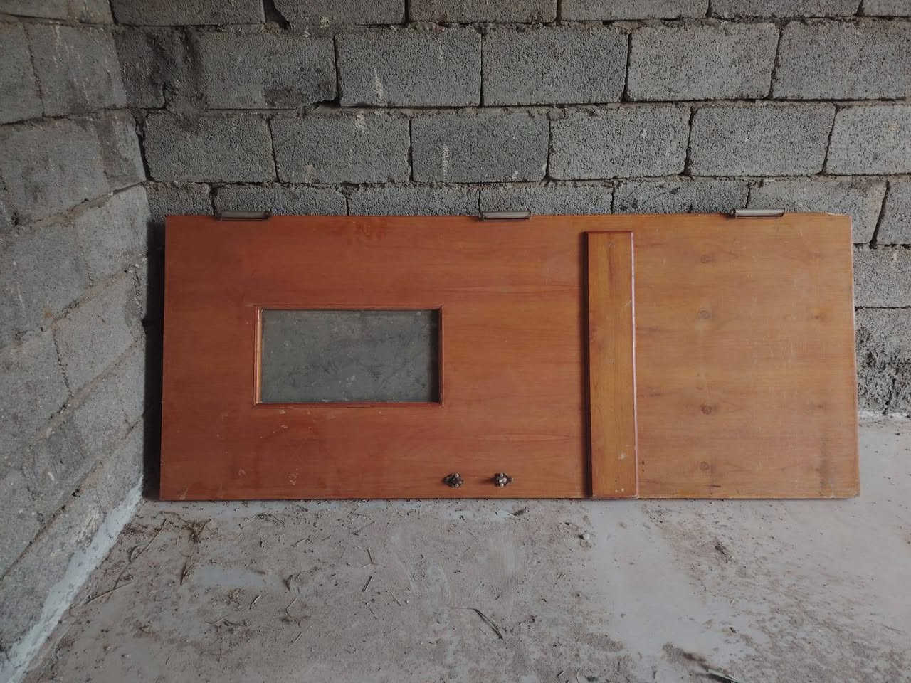 #للبيع
أبواب خشب ثقيل 
العرض 83سم
الطول2متر
للعلم جدد كلش امانه انظف من الصوره
***********
