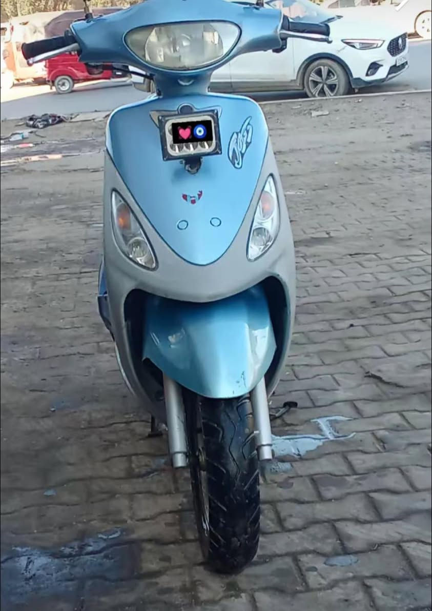 السلام عليكم دراجه ماكس منغولي مكينه مكفوله من الفتح  والتجفيت سلف هندر كهربائيات اشاير لايت كدام شغالات دراجه نضيفه وما تعبانه ملاح بلادي مكينه ٤٩ بلاد السعر ٥٥٠ وبيها مجال حك الجيه مو شراي لا تعبني اخيك دراجه مال واحد جناي  الرقم *********** موجود بل فيس
