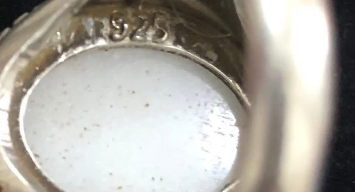 خاتم فضة 925 مختوم كما هو موضح بالصور قياس 21 بحجر عقيق طبيعي اصلي صياغة مميزة تثبيت داير السعر 35 الف لأول تم بالتعليقات او الحجز بالماسنجر باعتماد الرقم والعنوان


**إذا كنت صاحب هذا الإعلان وتريد حذفه لأي سبب، رجاءا أرسل رسالة إلى الدعم الفني**